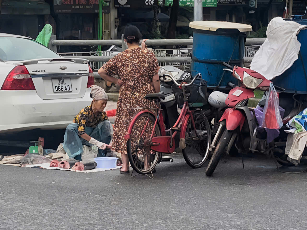 Chợ cóc, chợ tạm lấn vỉa hè, đường giao thông, gây ô nhiễm môi trường - ảnh 2