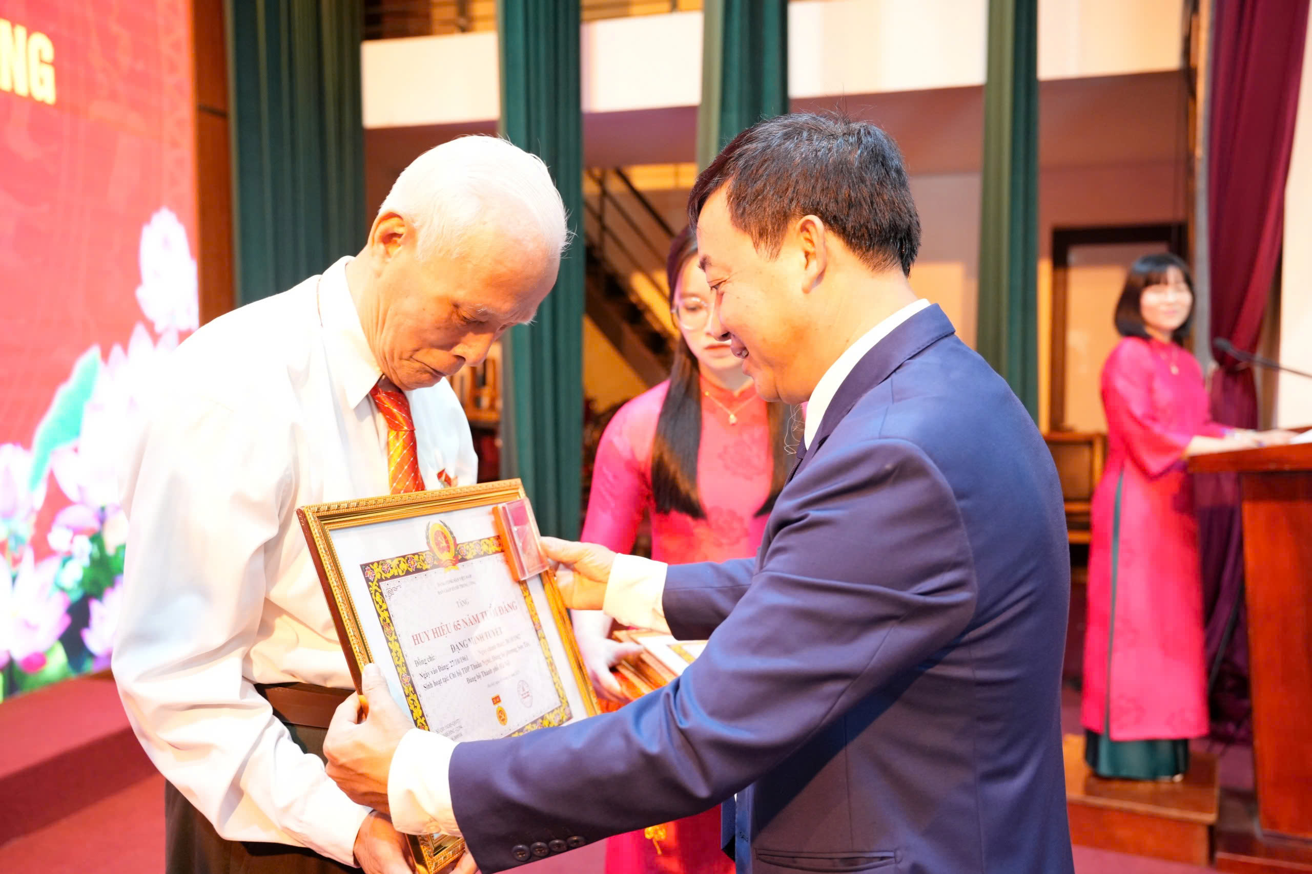 Phường Sơn Tây trao Huy hiệu Đảng cho 62 đảng viên tiêu biểu - ảnh 2