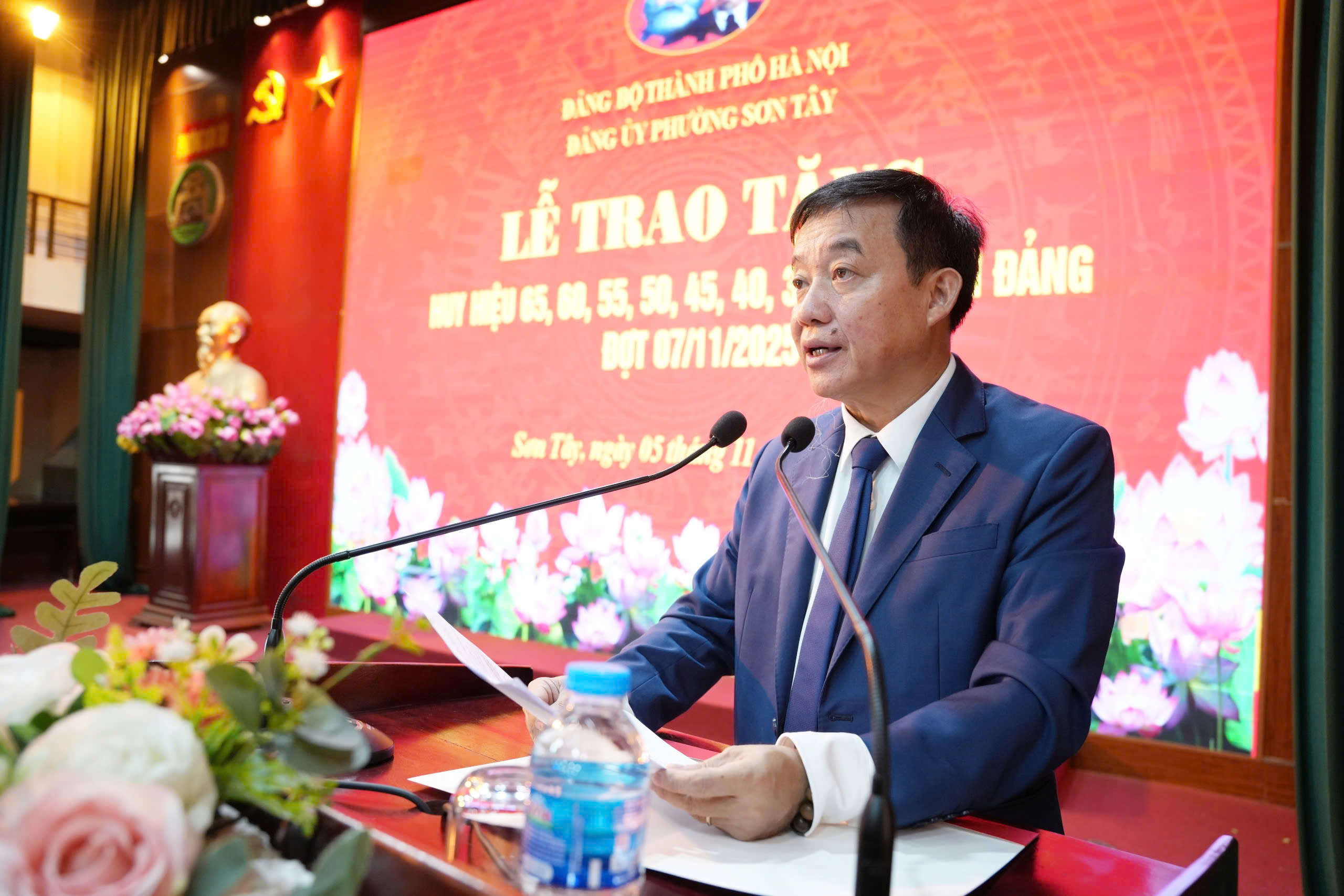 Phường Sơn Tây trao Huy hiệu Đảng cho 62 đảng viên tiêu biểu - ảnh 1