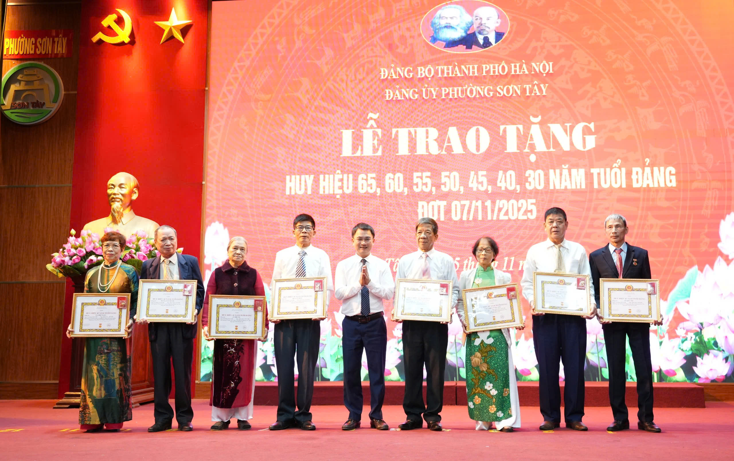 Phường Sơn Tây trao Huy hiệu Đảng cho 62 đảng viên tiêu biểu - ảnh 4