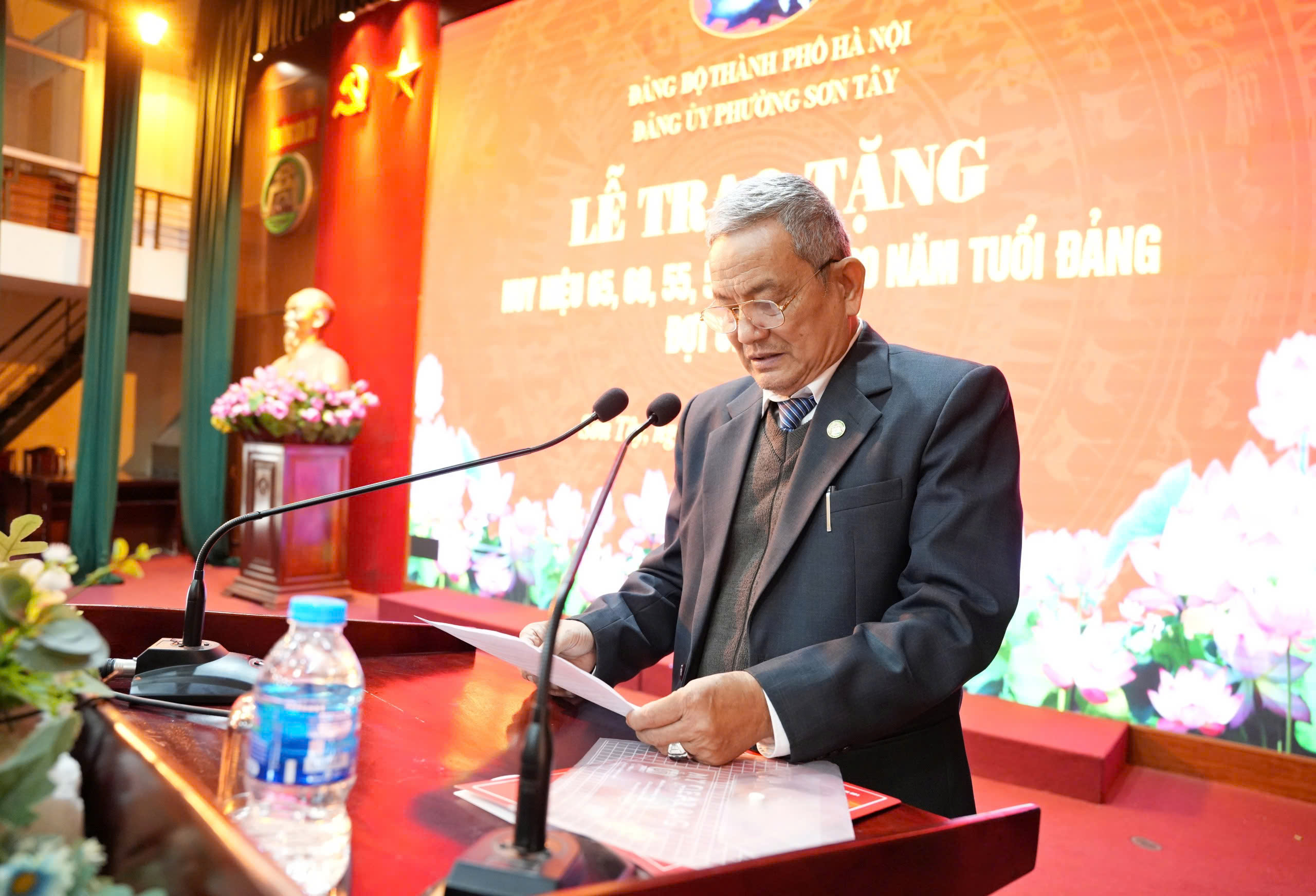 Phường Sơn Tây trao Huy hiệu Đảng cho 62 đảng viên tiêu biểu - ảnh 6