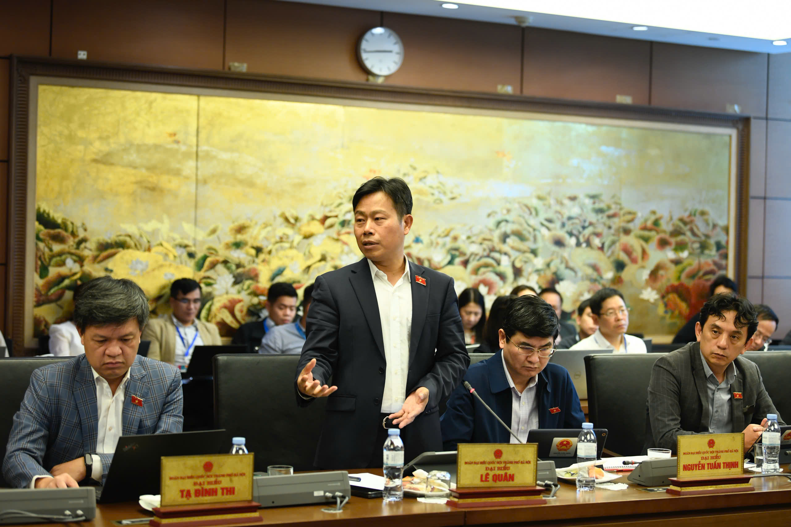 Đại biểu Quốc hội đề xuất áp thuế bất động sản cao đối với người mua đi bán lại trong thời gian ngắn - ảnh 1