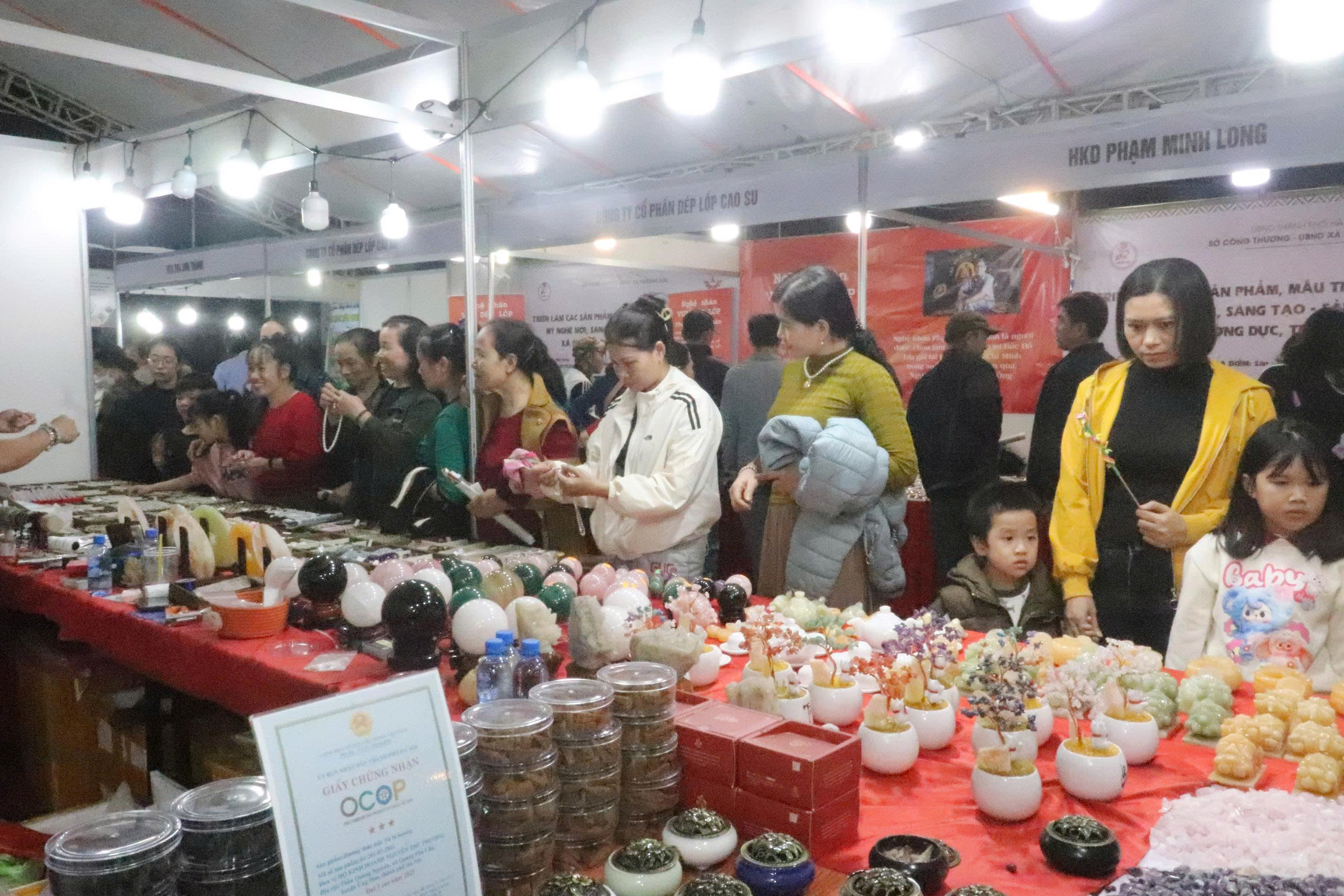 Xúc tiến thương mại ở Phượng Dực thu hút doanh nghiệp, các làng nghề và hàng nghìn người dân - ảnh 6