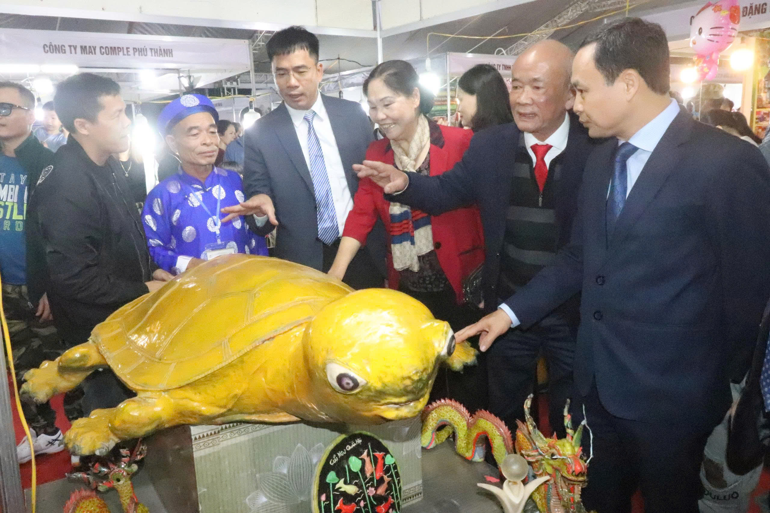 Xúc tiến thương mại ở Phượng Dực thu hút doanh nghiệp, các làng nghề và hàng nghìn người dân - ảnh 3