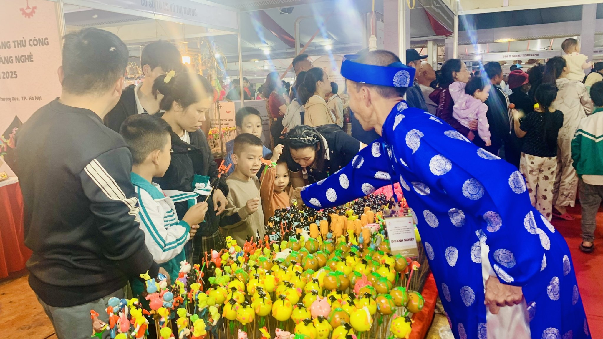 Xúc tiến thương mại ở Phượng Dực thu hút doanh nghiệp, các làng nghề và hàng nghìn người dân - ảnh 8