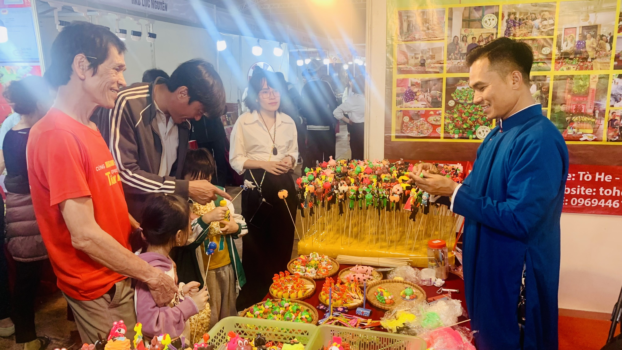 Xúc tiến thương mại ở Phượng Dực thu hút doanh nghiệp, các làng nghề và hàng nghìn người dân - ảnh 9