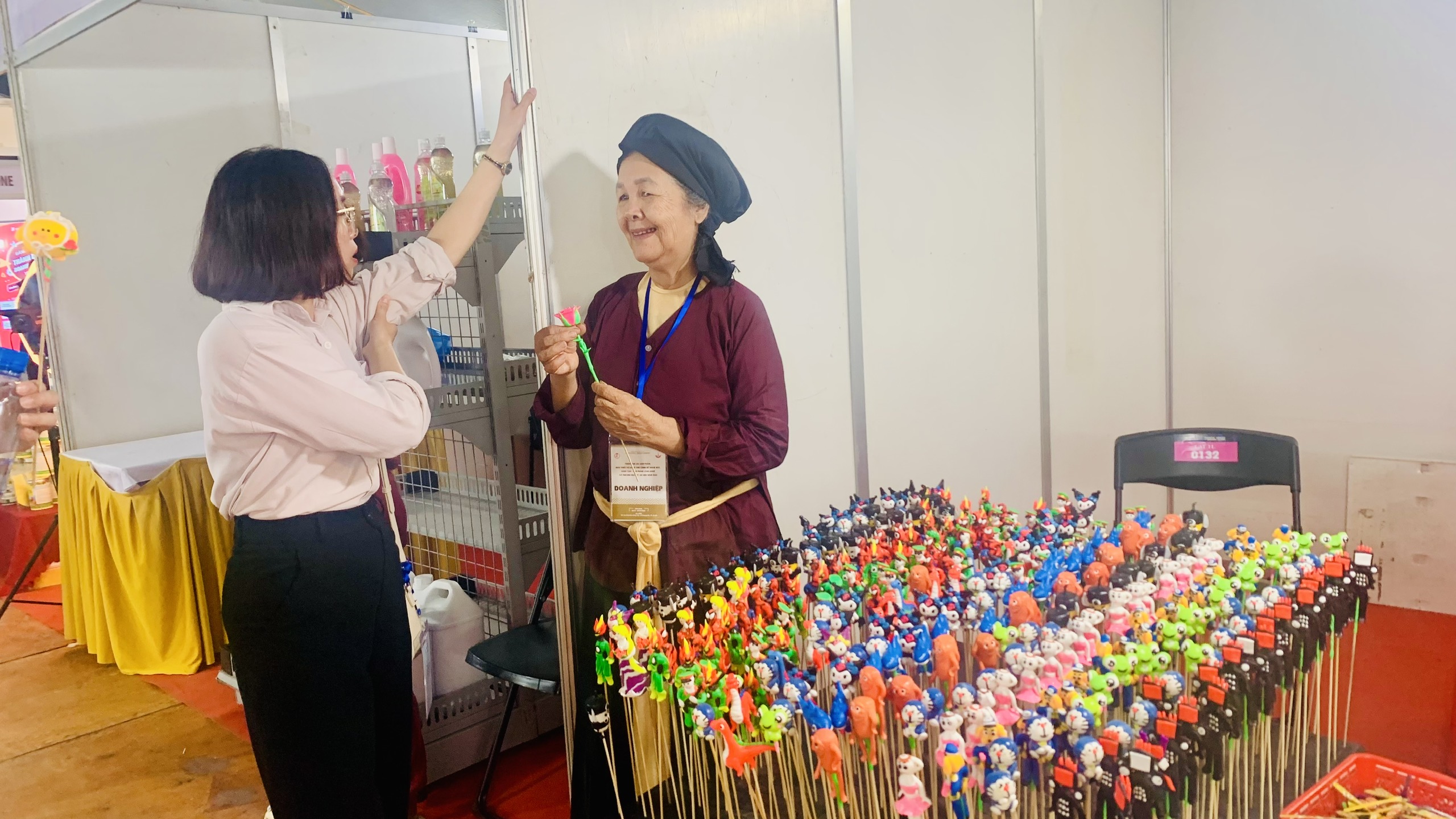 Xúc tiến thương mại ở Phượng Dực thu hút doanh nghiệp, các làng nghề và hàng nghìn người dân - ảnh 7