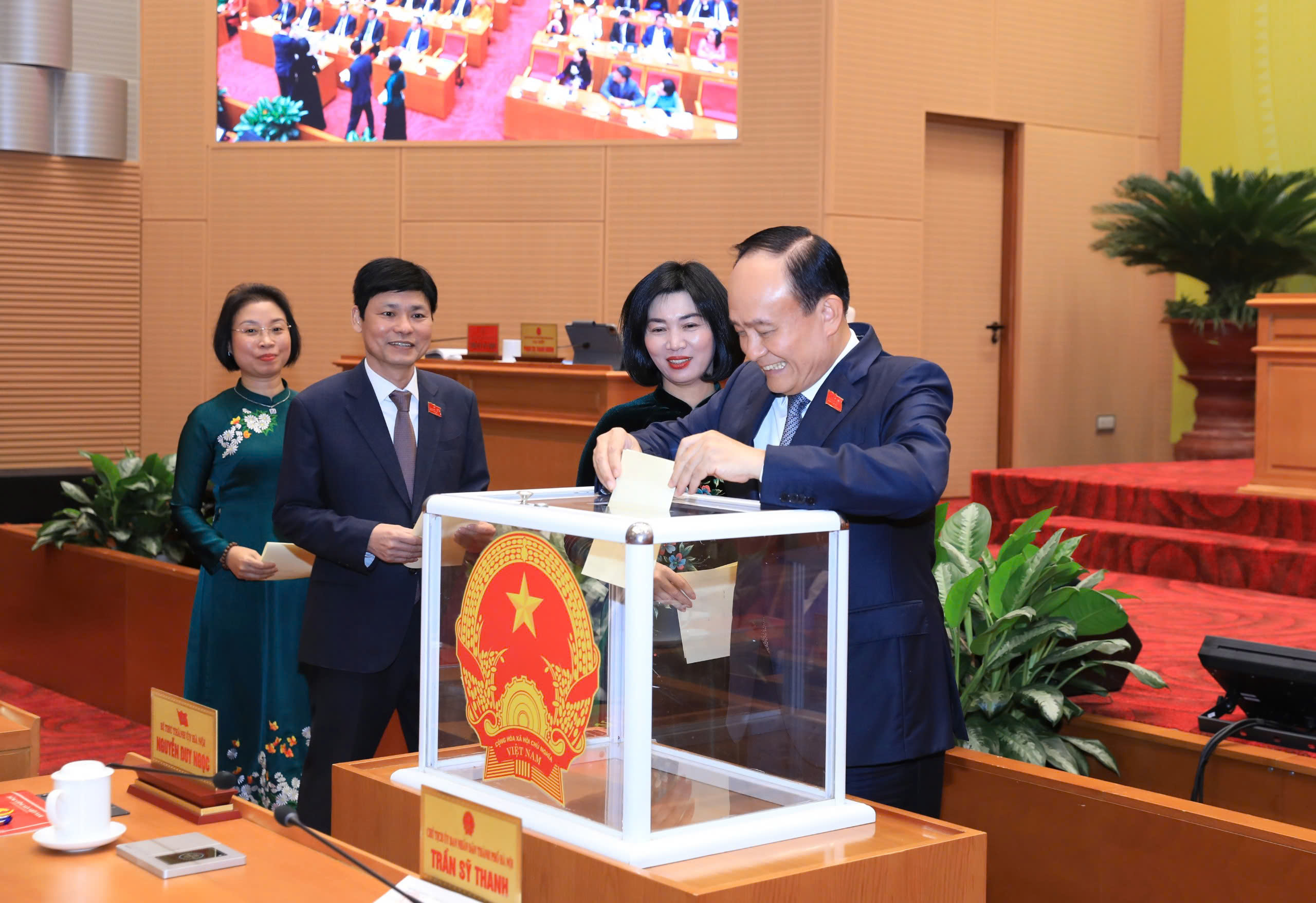 Đồng chí Phùng Thị Hồng Hà được bầu giữ chức Chủ tịch HĐND thành phố Hà Nội - ảnh 1