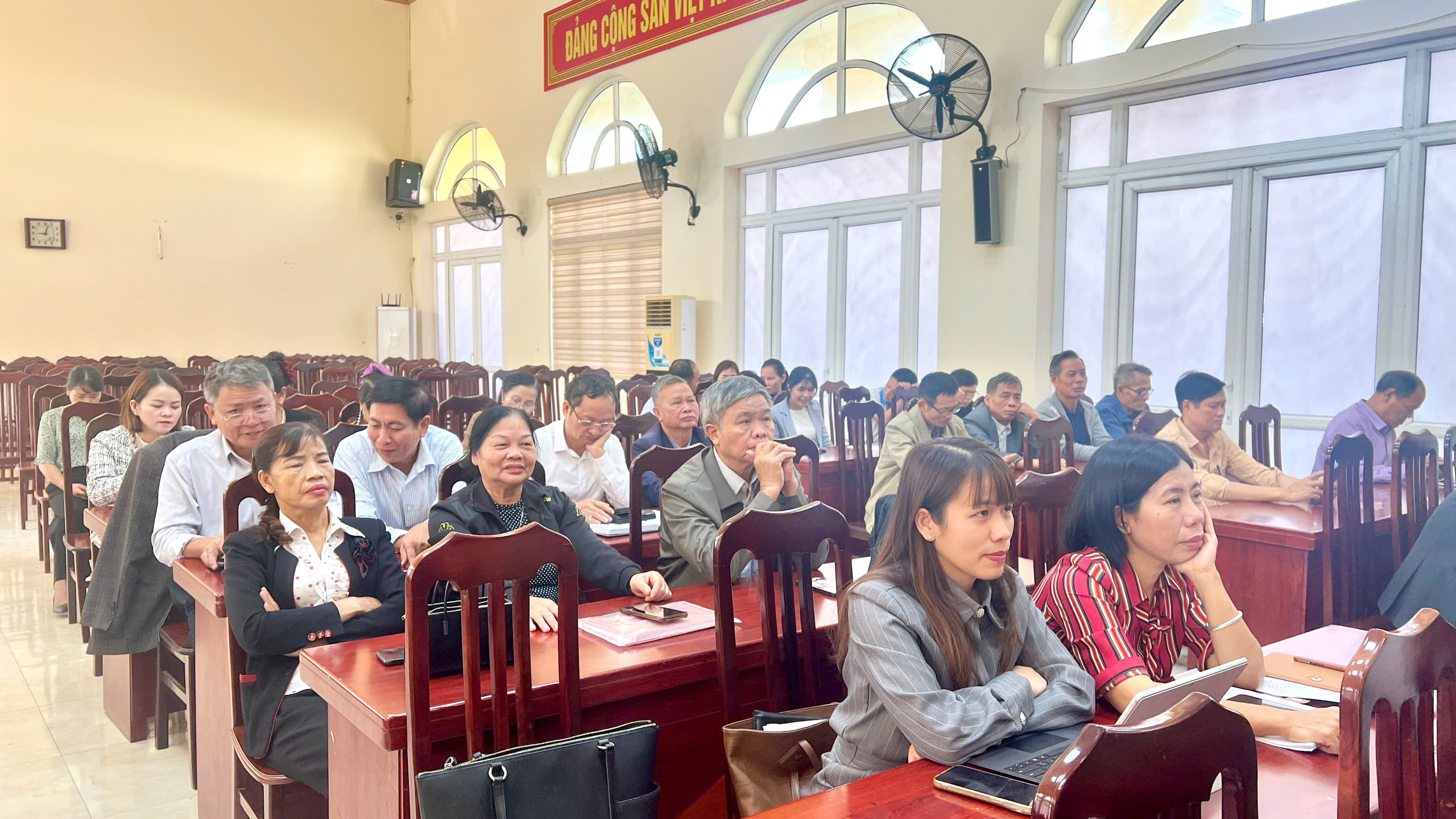 Xã Ứng Thiên: 130 đại biểu dự hội nghị tại điểm cầu Hội nghị toàn quốc triển khai công tác bầu cử - ảnh 2