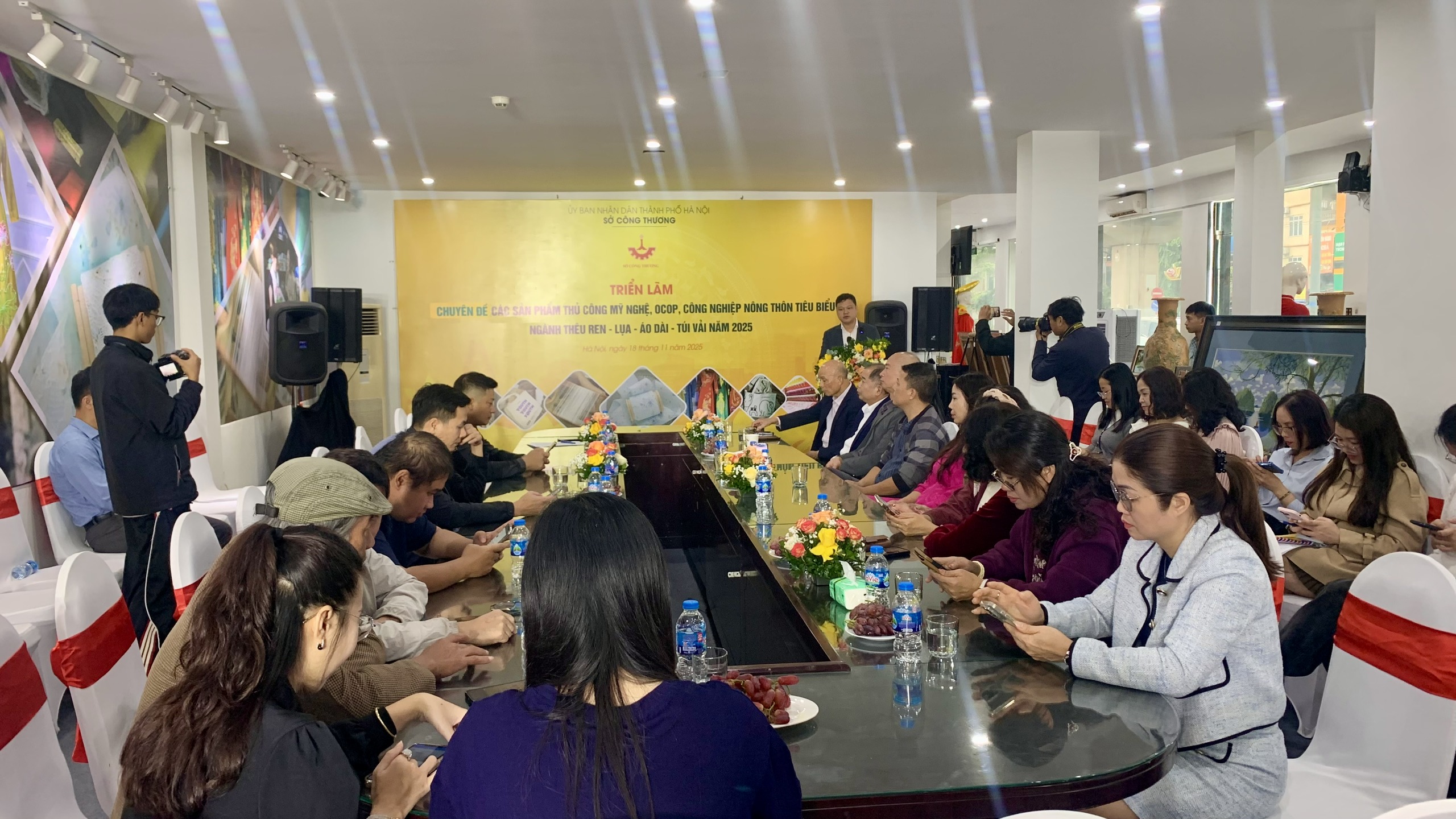 Triển lãm giới thiệu hơn 250 mẫu sản phẩm tiêu biểu ngành Thêu - ren - lụa - áo dài - túi  - ảnh 2