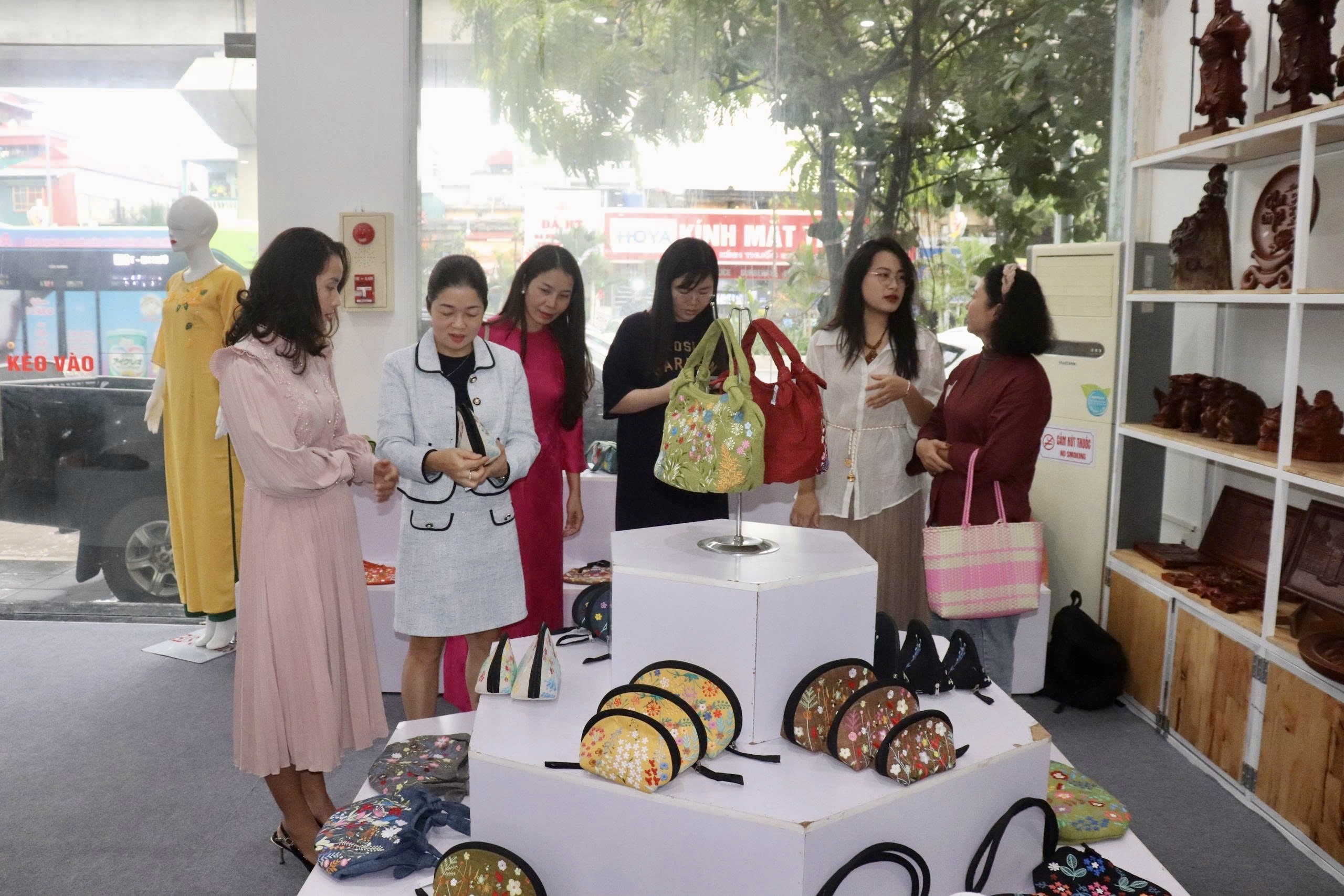 Triển lãm giới thiệu hơn 250 mẫu sản phẩm tiêu biểu ngành Thêu - ren - lụa - áo dài - túi  - ảnh 6