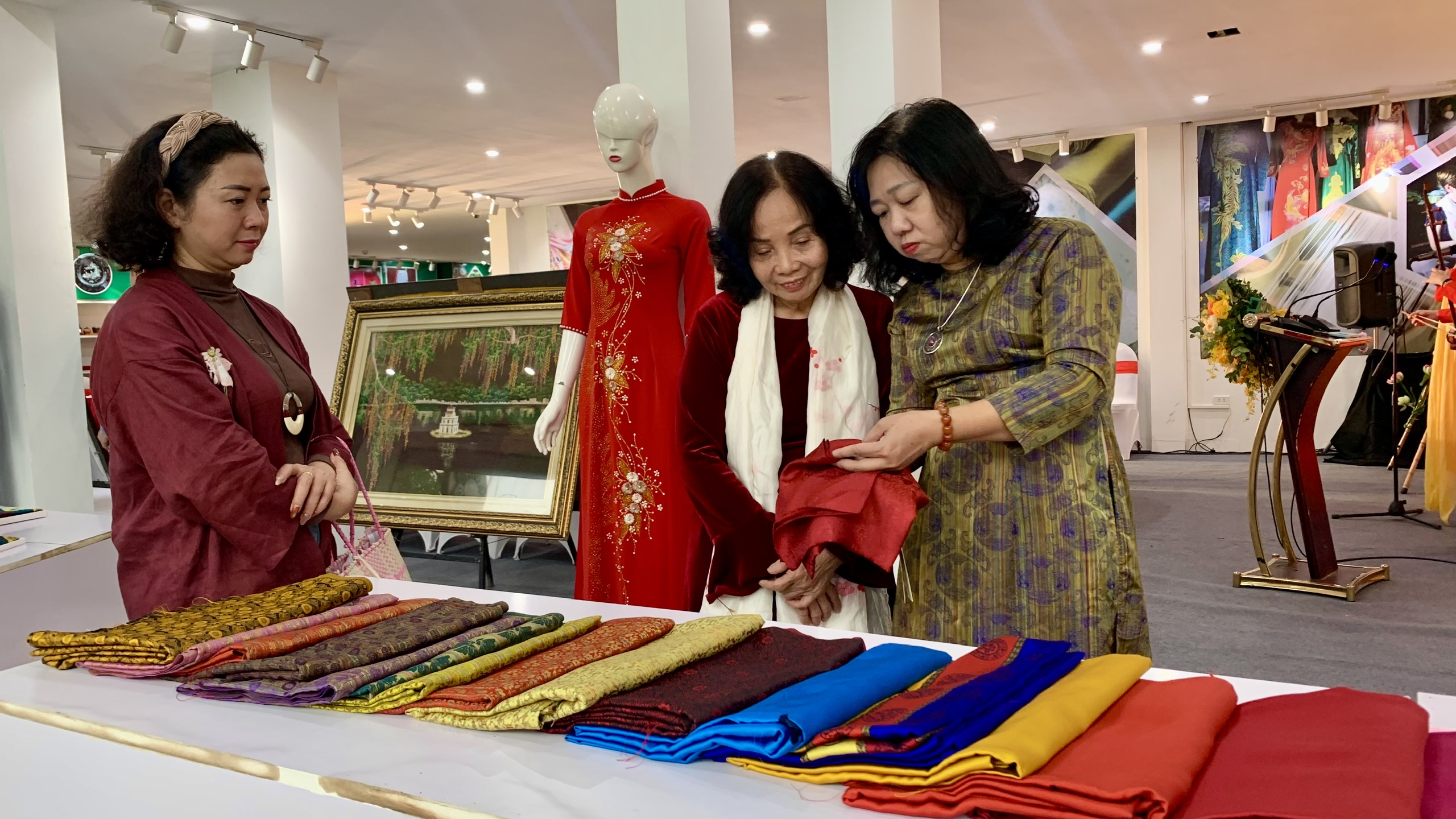 Triển lãm giới thiệu hơn 250 mẫu sản phẩm tiêu biểu ngành Thêu - ren - lụa - áo dài - túi  - ảnh 5