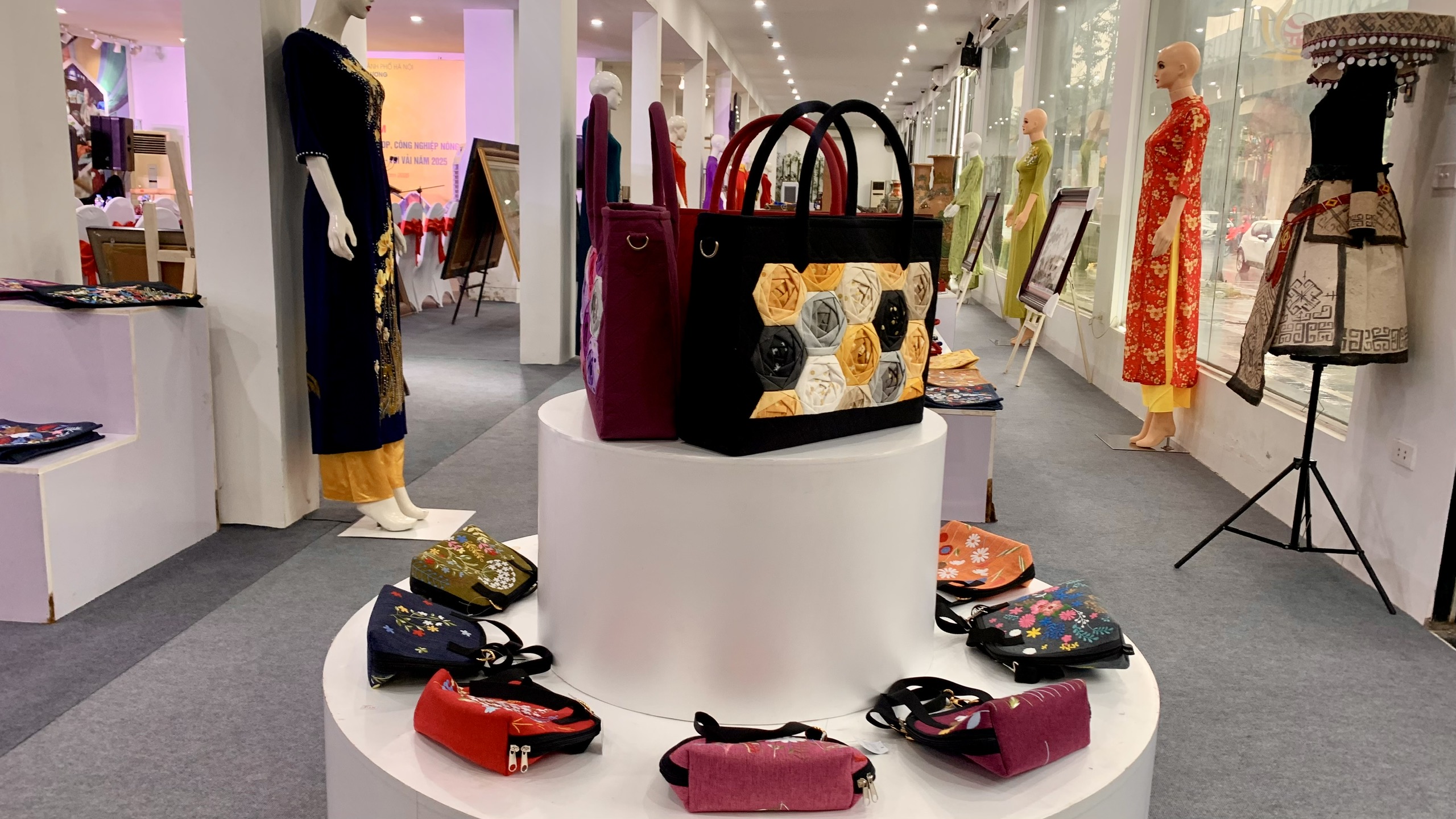 Triển lãm giới thiệu hơn 250 mẫu sản phẩm tiêu biểu ngành Thêu - ren - lụa - áo dài - túi  - ảnh 8