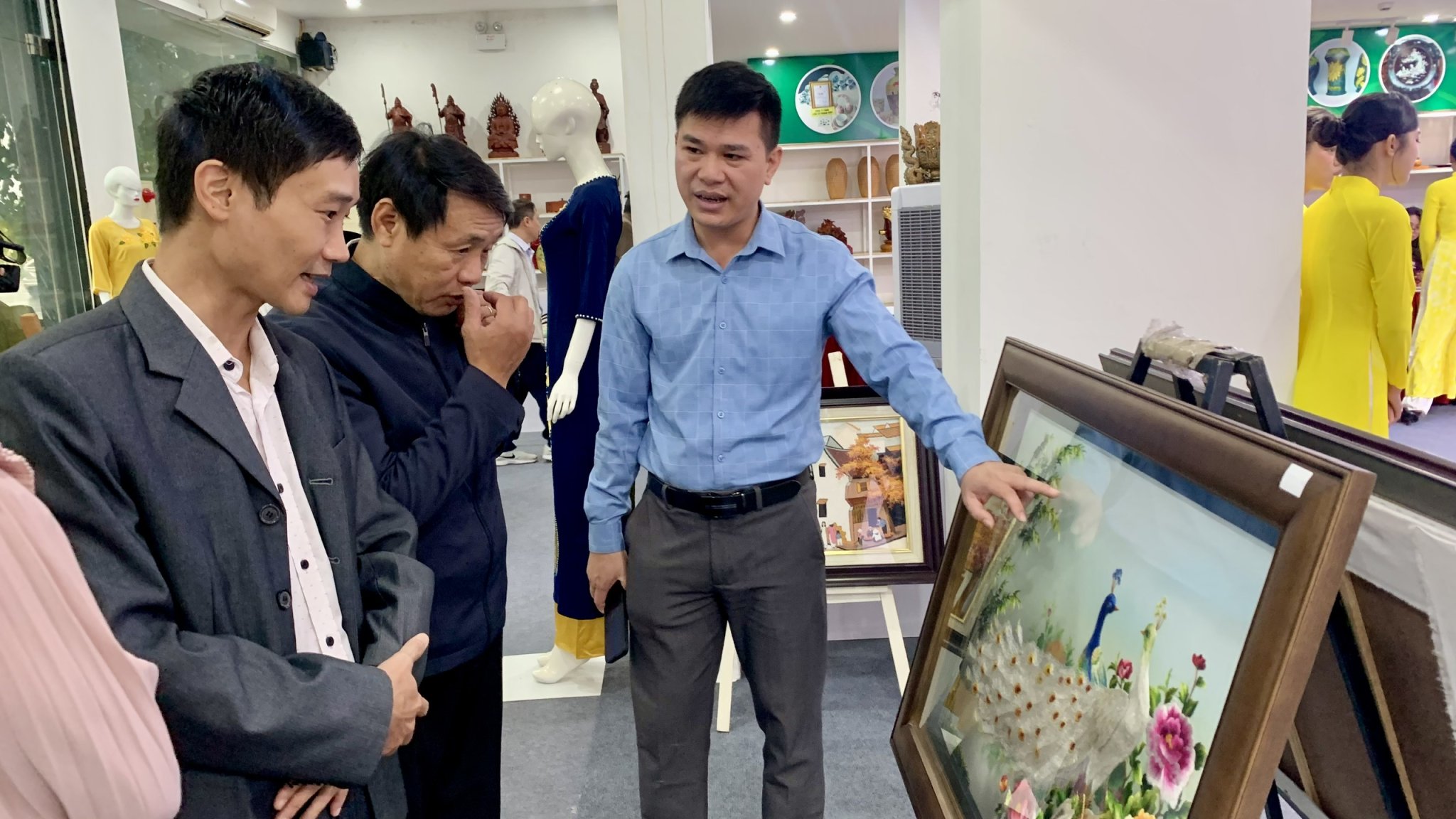 Triển lãm giới thiệu hơn 250 mẫu sản phẩm tiêu biểu ngành Thêu - ren - lụa - áo dài - túi  - ảnh 4