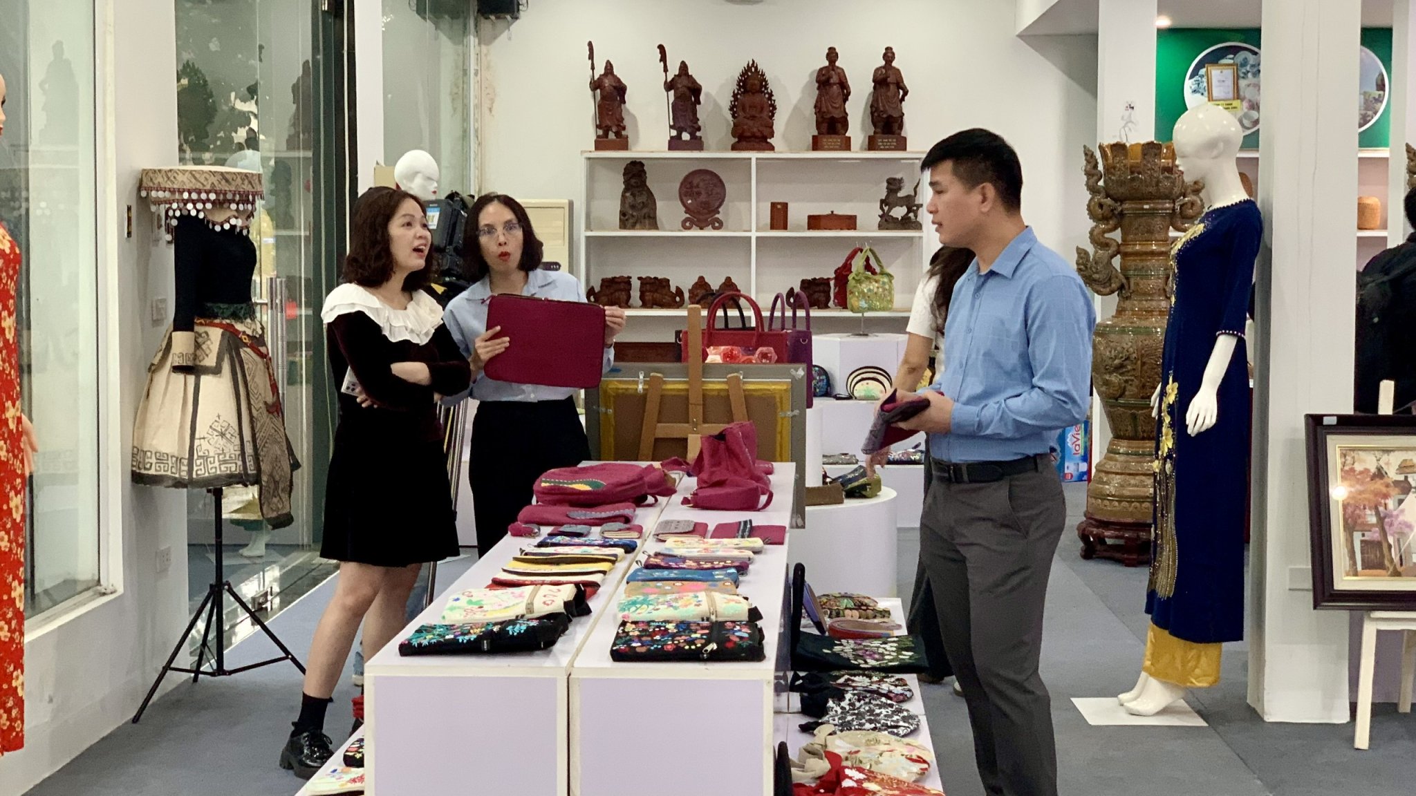 Triển lãm giới thiệu hơn 250 mẫu sản phẩm tiêu biểu ngành Thêu - ren - lụa - áo dài - túi  - ảnh 7