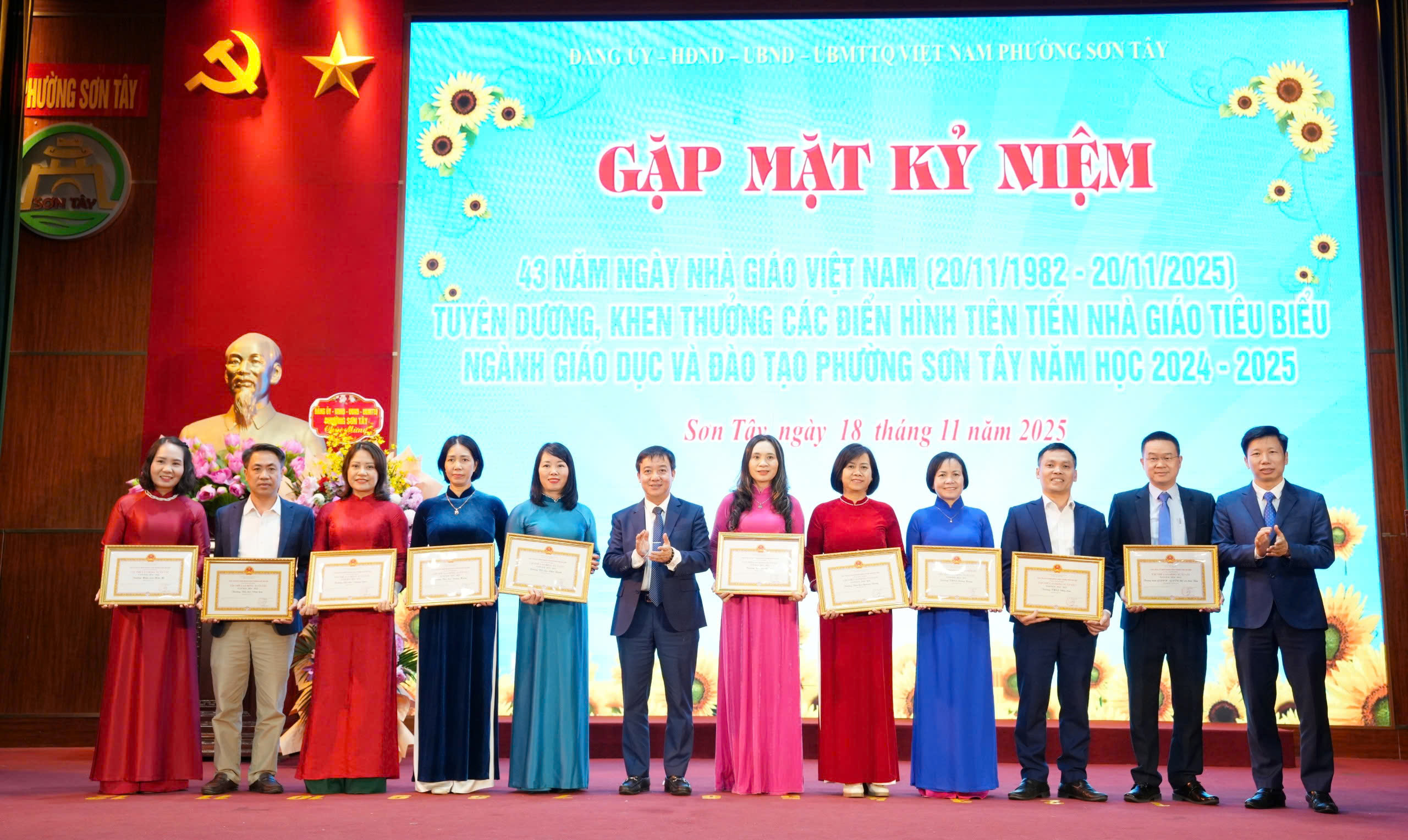 Phường Sơn Tây tuyên dương các nhà giáo tiêu biểu, các điển hình tiên tiến - ảnh 2