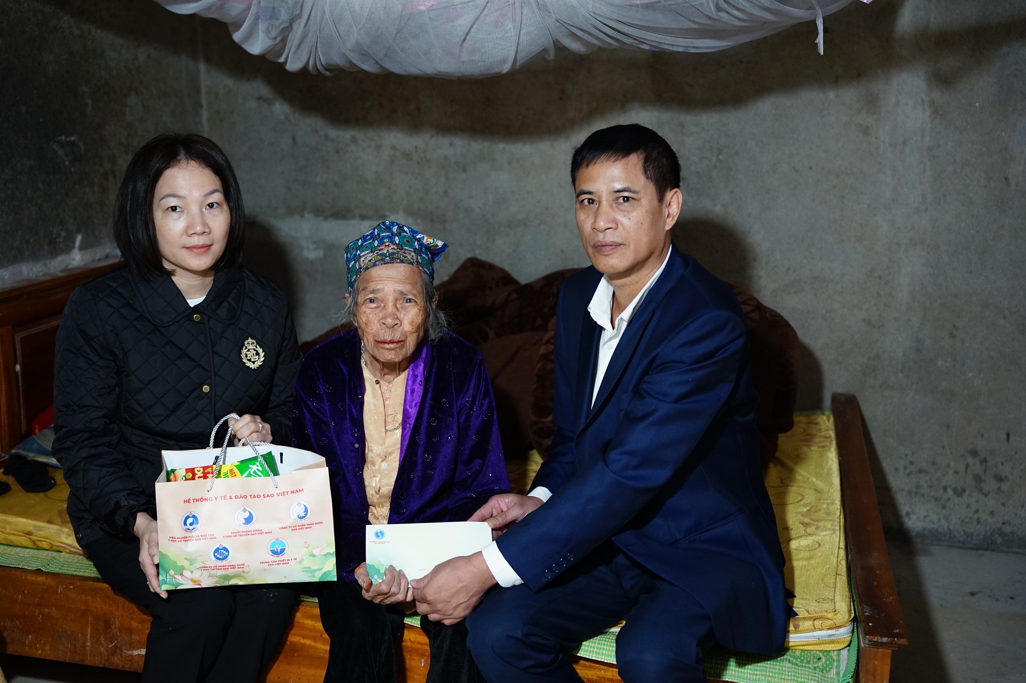 Tặng quà cho gia đình khó khăn ở miền núi, lan toả tinh thần trách nhiệm xã hội của doanh nghiệp - ảnh 1