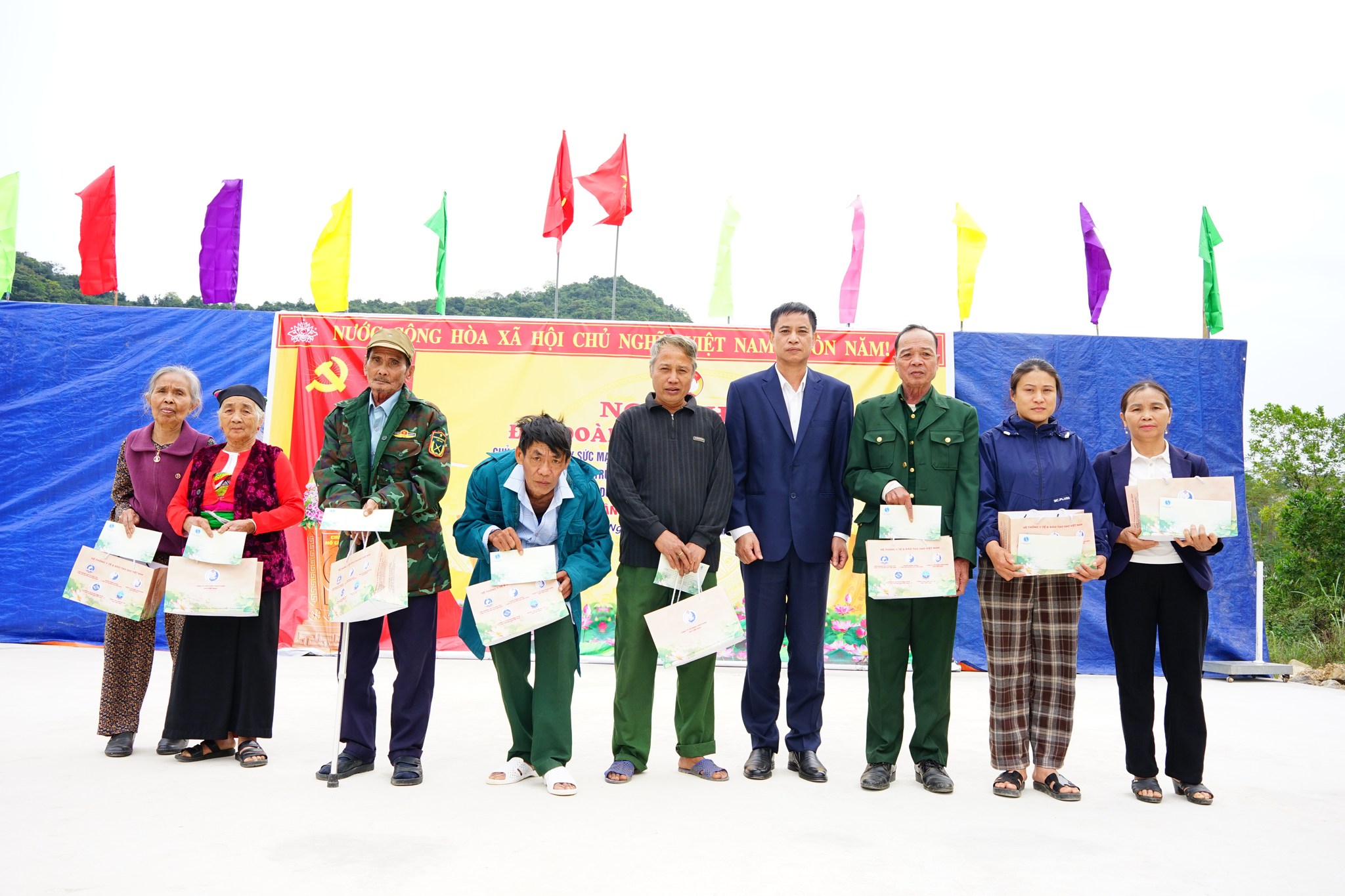 Tặng quà cho gia đình khó khăn ở miền núi, lan toả tinh thần trách nhiệm xã hội của doanh nghiệp - ảnh 2