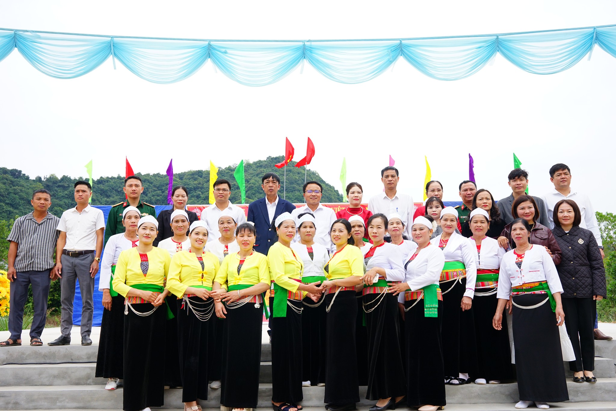 Tặng quà cho gia đình khó khăn ở miền núi, lan toả tinh thần trách nhiệm xã hội của doanh nghiệp - ảnh 3