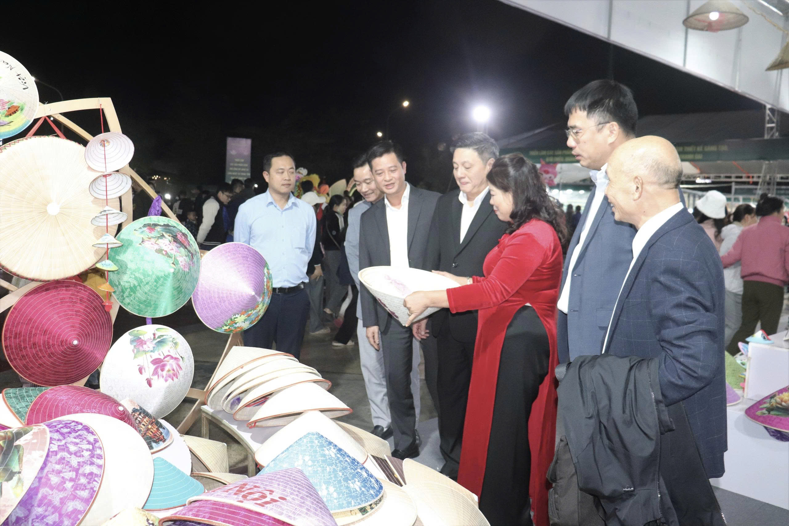 Quảng bá, kết nối sản phẩm OCOP, làng nghề và phiên chợ Việt tại xã Thanh Oai - ảnh 4