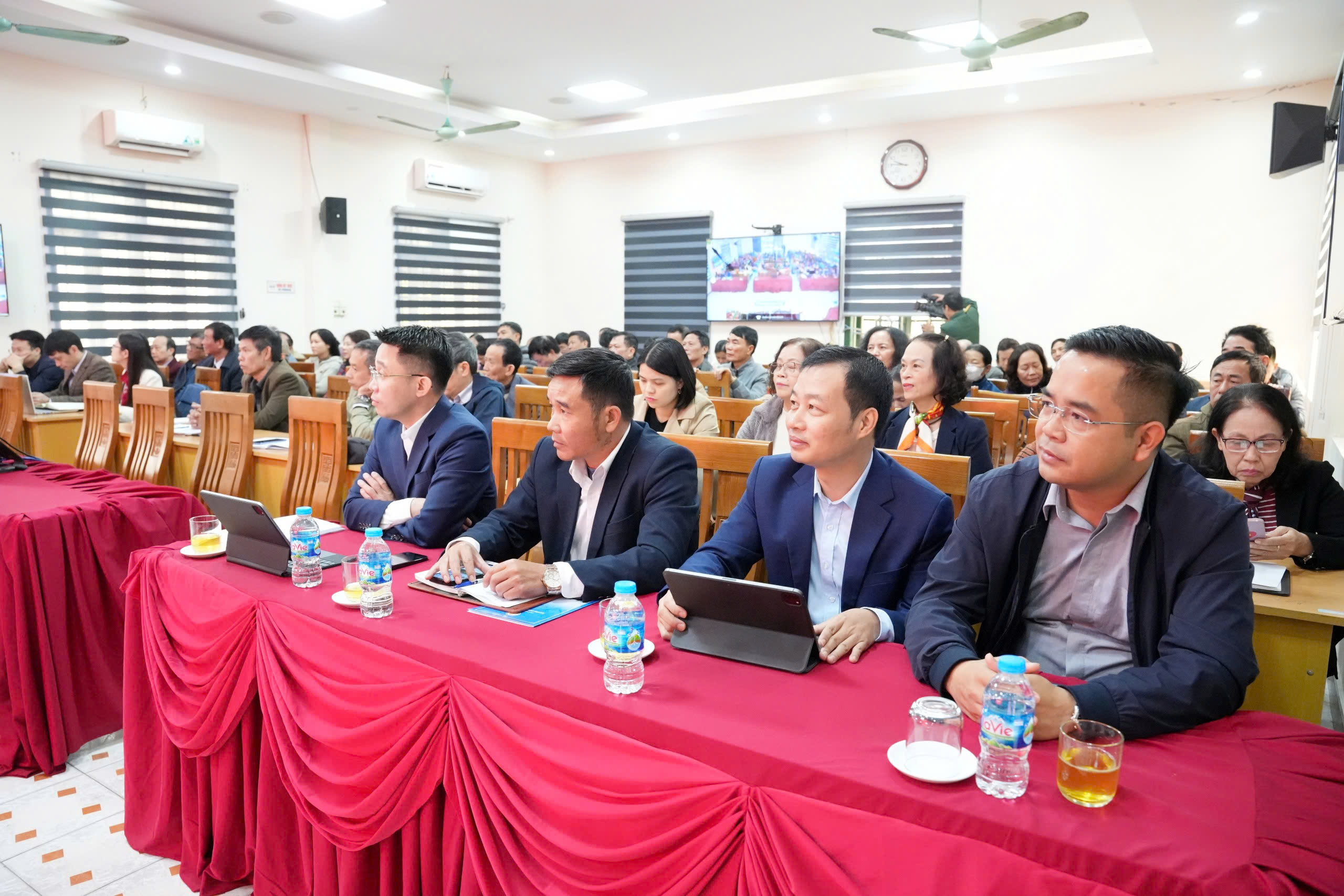 Cử tri đề nghị chuyển mục đích sử dụng các trụ sở các UBND xã, phường cũ bỏ không - ảnh 2