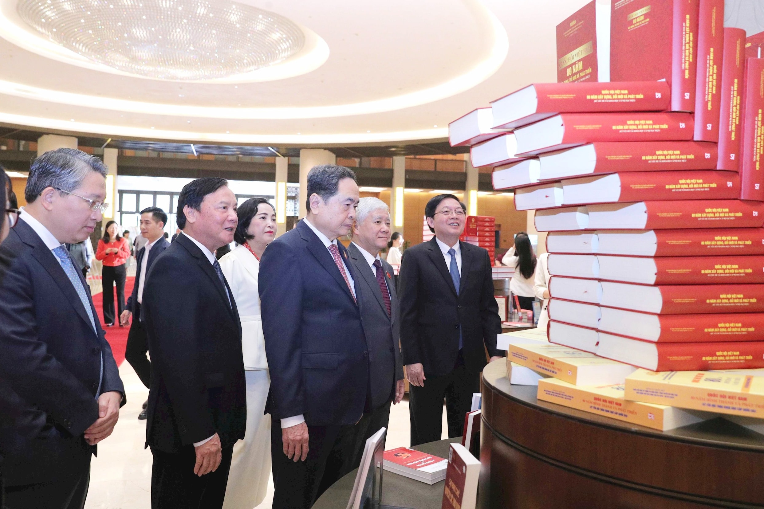 Triển lãm “Quốc hội Việt Nam - quá trình xây dựng và hoàn thiện hệ thống pháp luật“ - ảnh 2