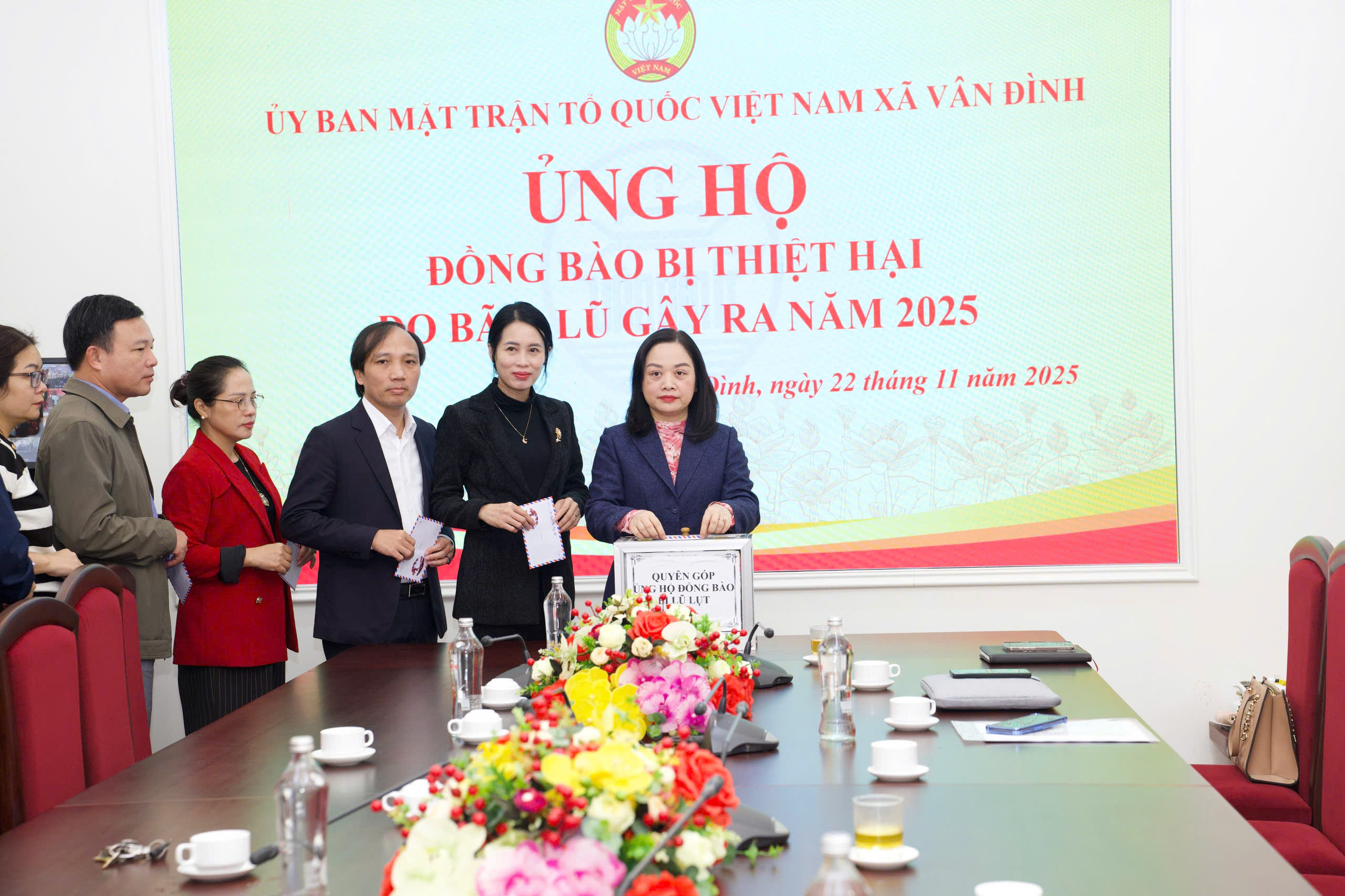 Xã Vân Đình ủng hộ đồng bào miền Trung - Tây Nguyên khắc phục hậu quả mưa lũ - ảnh 1