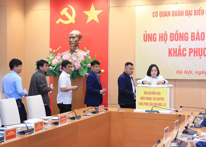 Cơ quan Đoàn đại biểu Quốc hội và HĐND thành phố Hà Nội ủng hộ đồng bào bị thiệt hại do mưa lũ - ảnh 3
