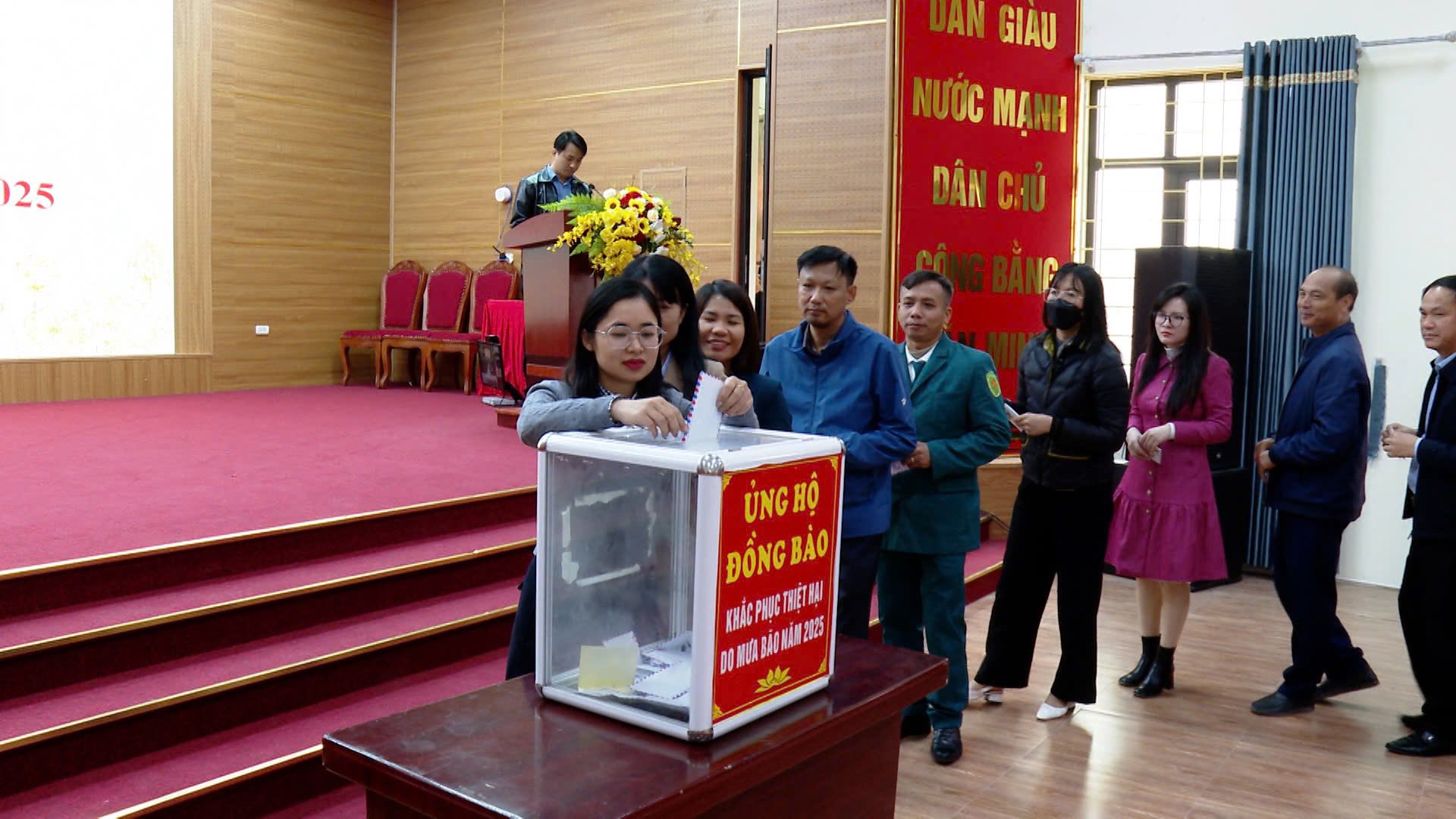 Xã Ứng Hoà phát động ủng hộ đồng bào bị thiệt hại do mưa lũ - ảnh 2