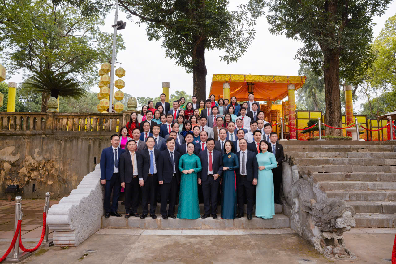 Hội Nông dân TP Hà Nội vào Lăng viếng Chủ tịch Hồ Chí Minh và dâng hương tại Hoàng Thành Thăng Long - ảnh 3