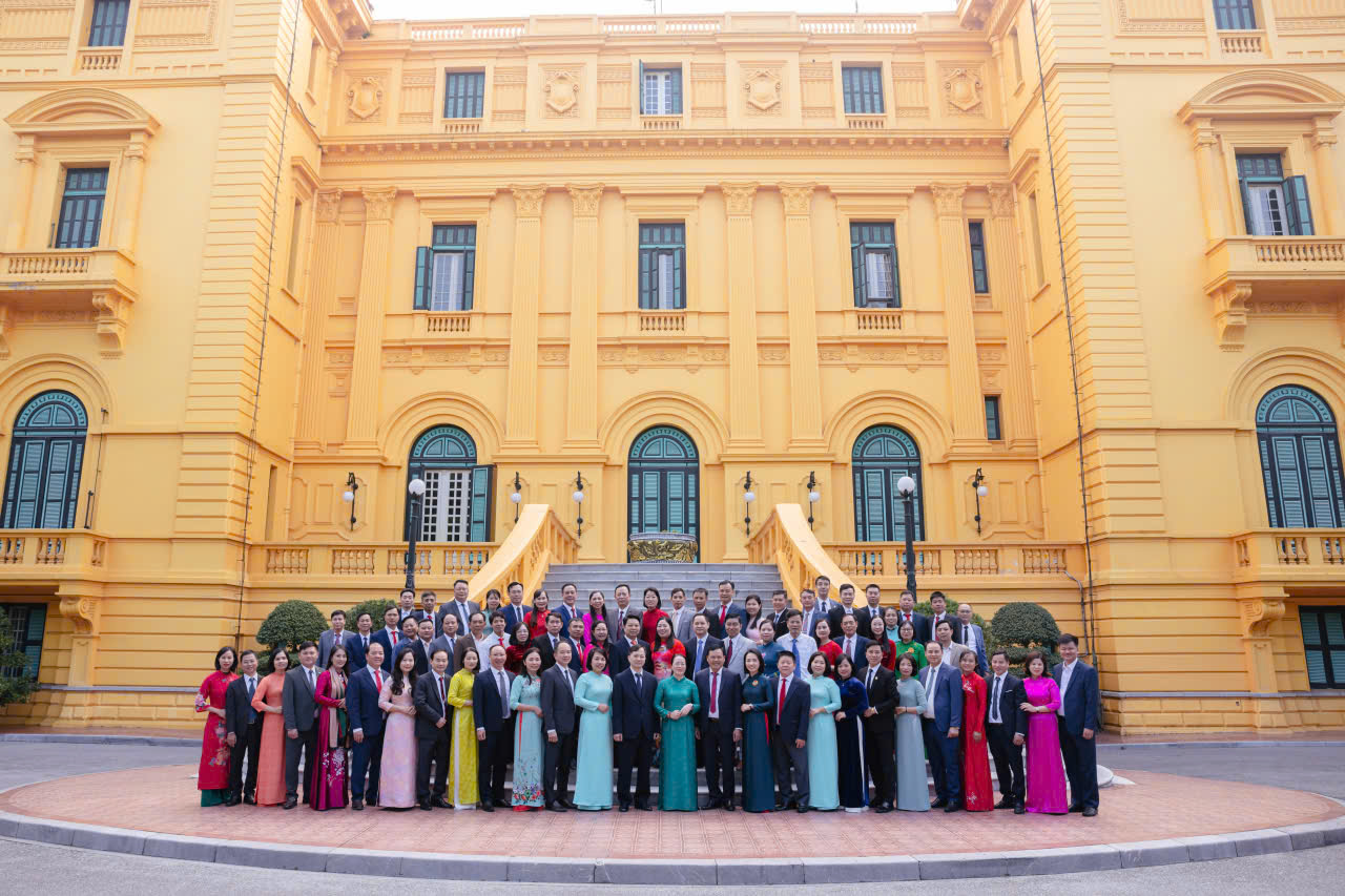 Hội Nông dân TP Hà Nội vào Lăng viếng Chủ tịch Hồ Chí Minh và dâng hương tại Hoàng Thành Thăng Long - ảnh 4