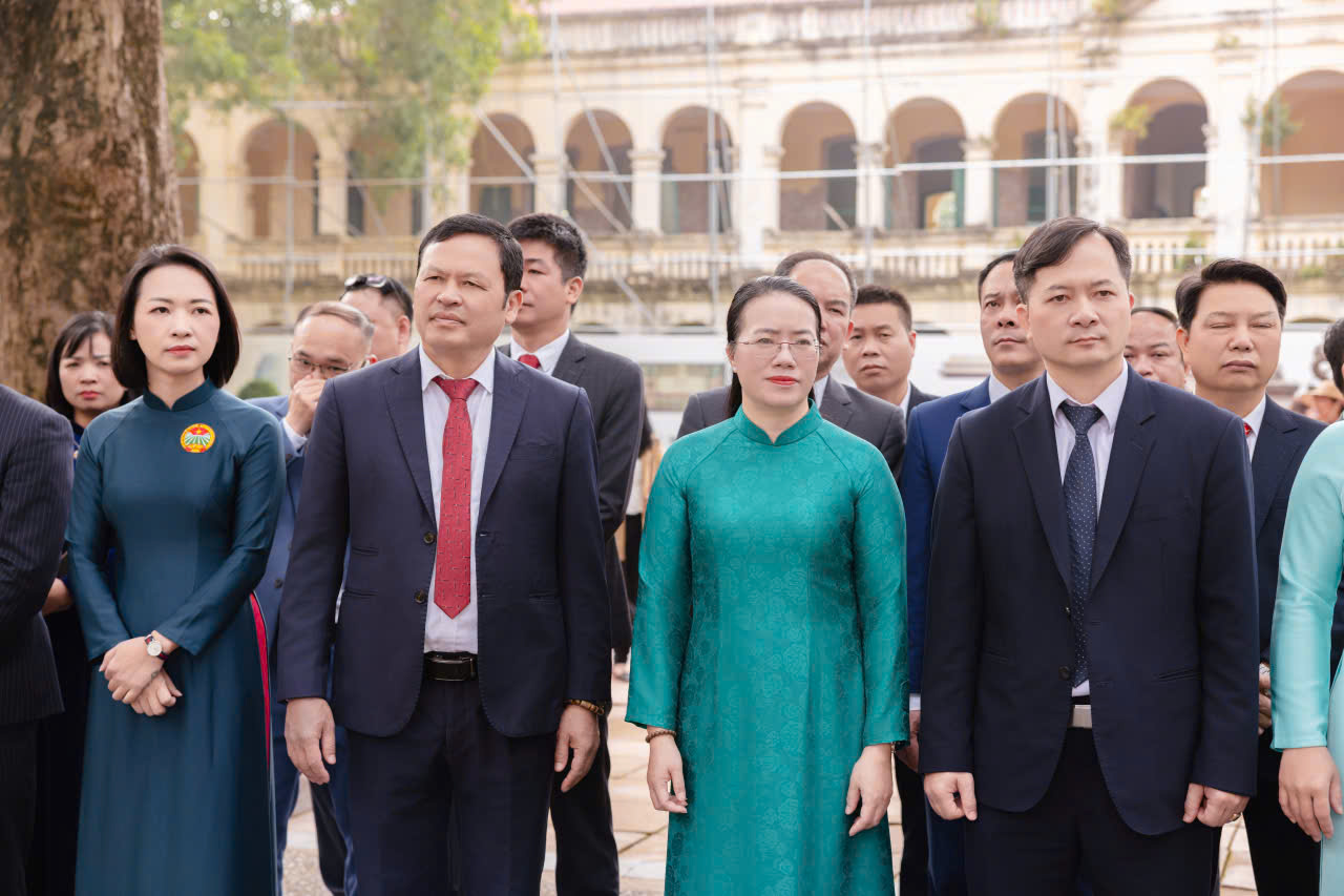 Hội Nông dân TP Hà Nội vào Lăng viếng Chủ tịch Hồ Chí Minh và dâng hương tại Hoàng Thành Thăng Long - ảnh 2
