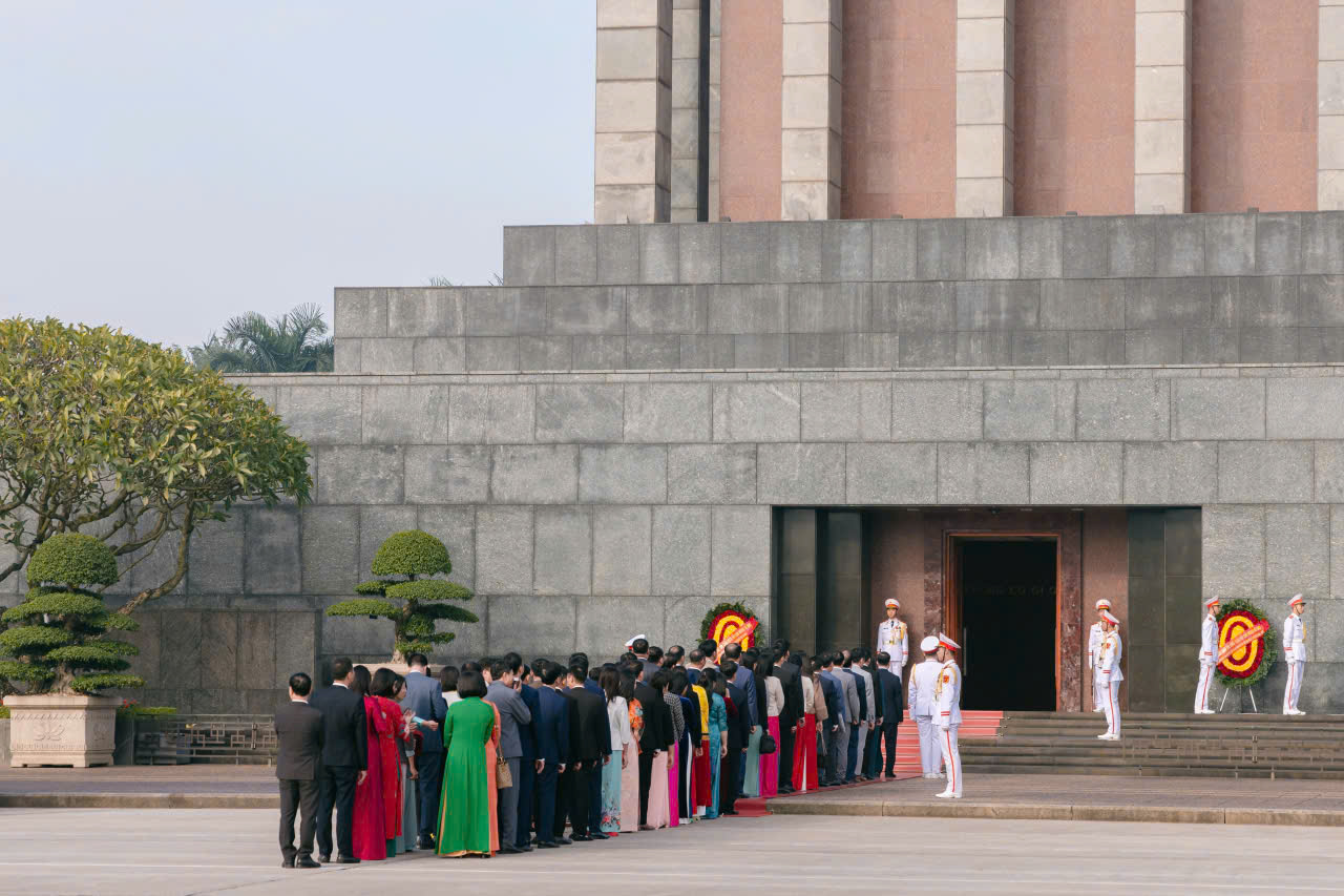Hội Nông dân TP Hà Nội vào Lăng viếng Chủ tịch Hồ Chí Minh và dâng hương tại Hoàng Thành Thăng Long - ảnh 1