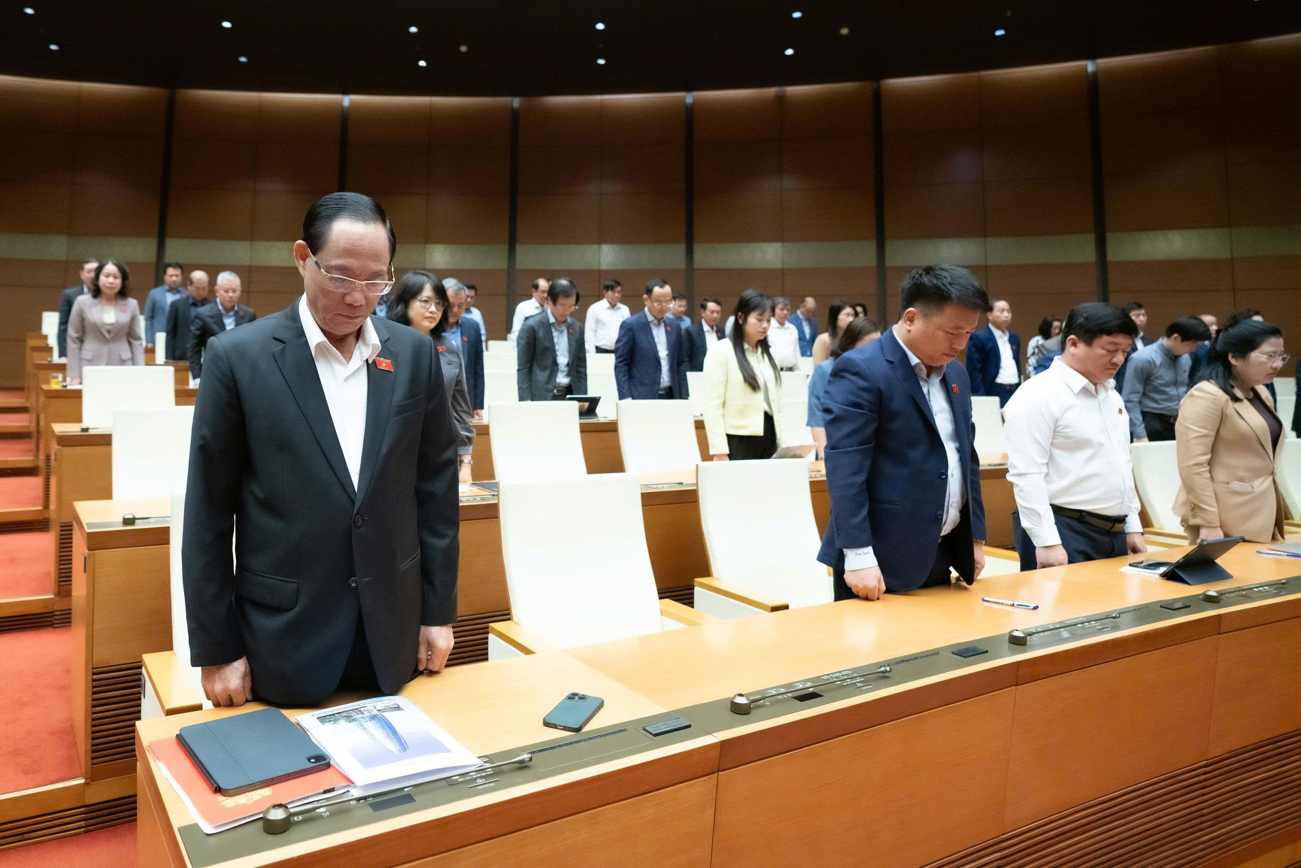 Các đại biểu Quốc hội quyên góp ủng hộ đồng bào khắc phục hậu quả bão lũ - ảnh 1