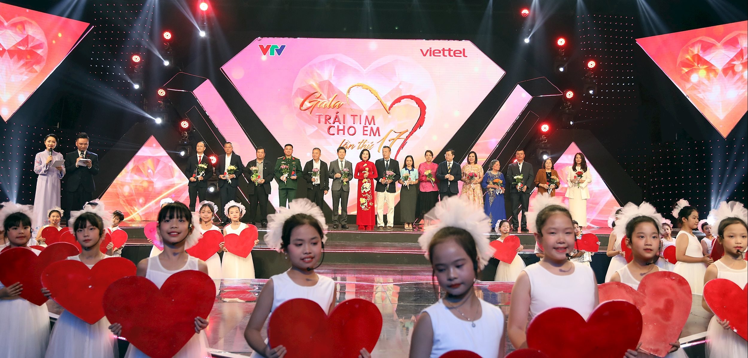 Gần 7.600 em nhỏ mắc bệnh tim bẩm sinh được phẫu thuật thành công từ chương trình "Trái tim cho em" - ảnh 3