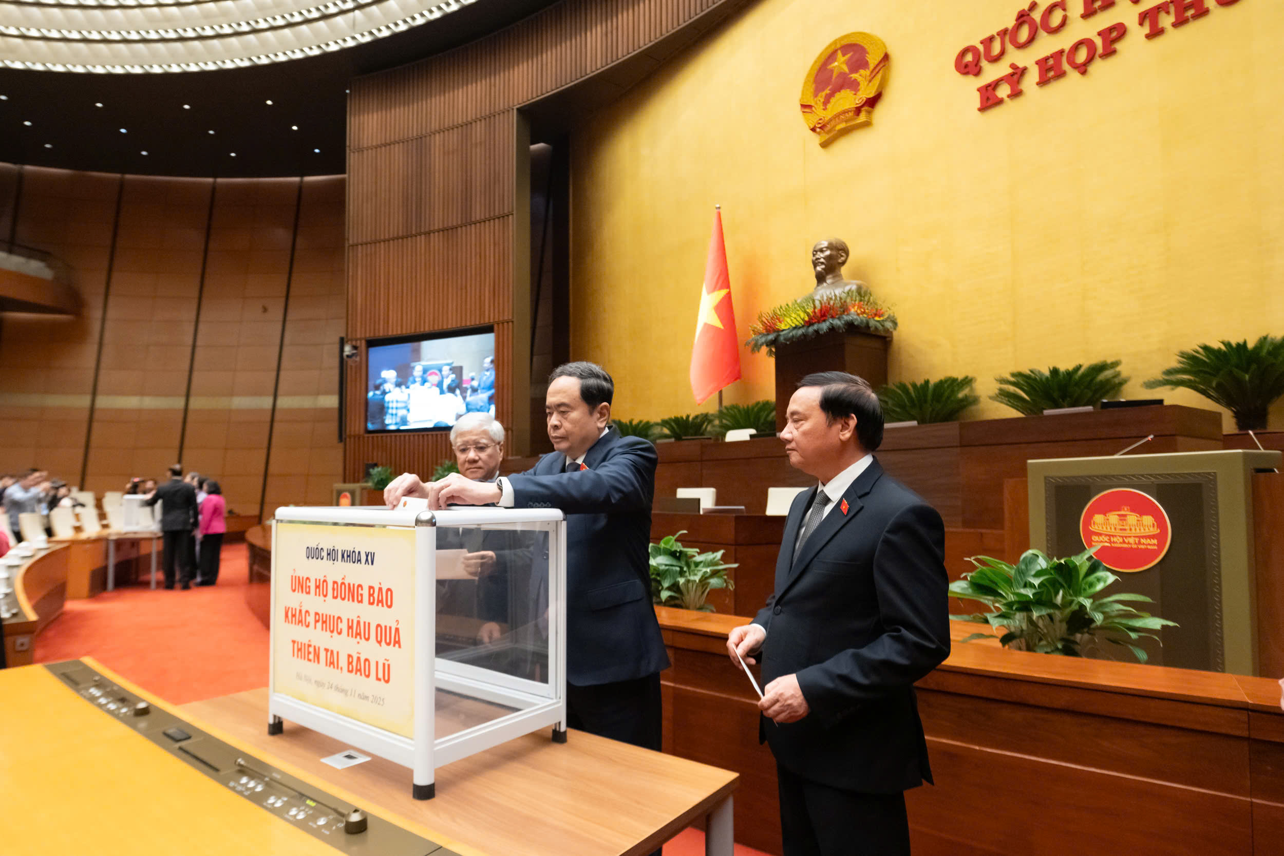 Các đại biểu Quốc hội quyên góp ủng hộ đồng bào khắc phục hậu quả bão lũ - ảnh 4