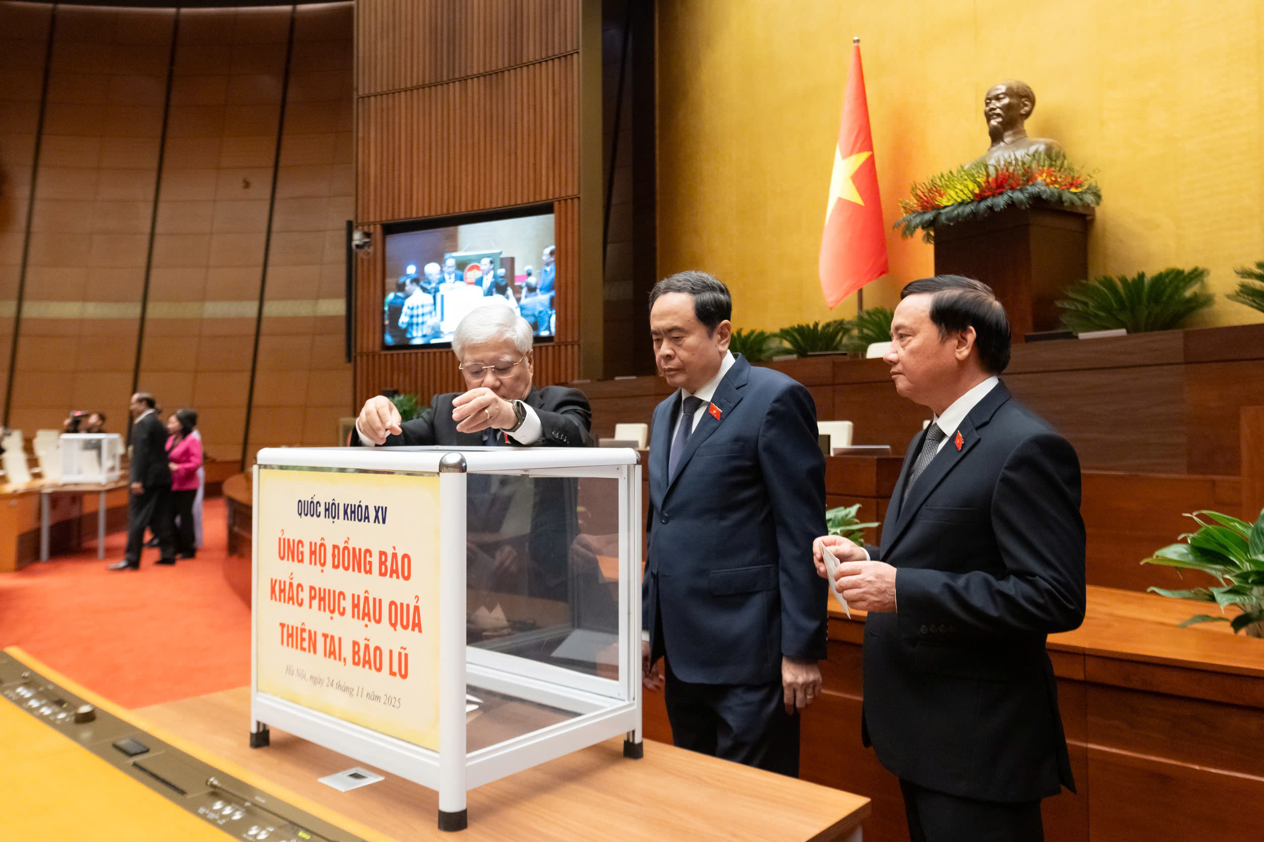 Các đại biểu Quốc hội quyên góp ủng hộ đồng bào khắc phục hậu quả bão lũ - ảnh 5