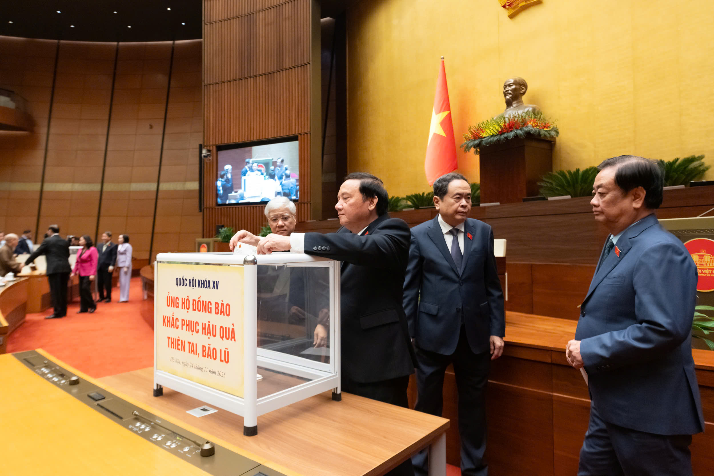 Các đại biểu Quốc hội quyên góp ủng hộ đồng bào khắc phục hậu quả bão lũ - ảnh 6