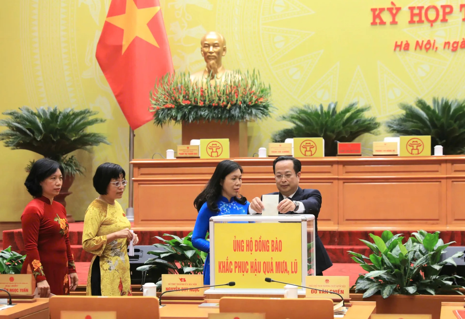 Đại biểu HĐND thành phố Hà Nội ủng hộ đồng bào khắc phục thiệt hại do mưa lũ - ảnh 2