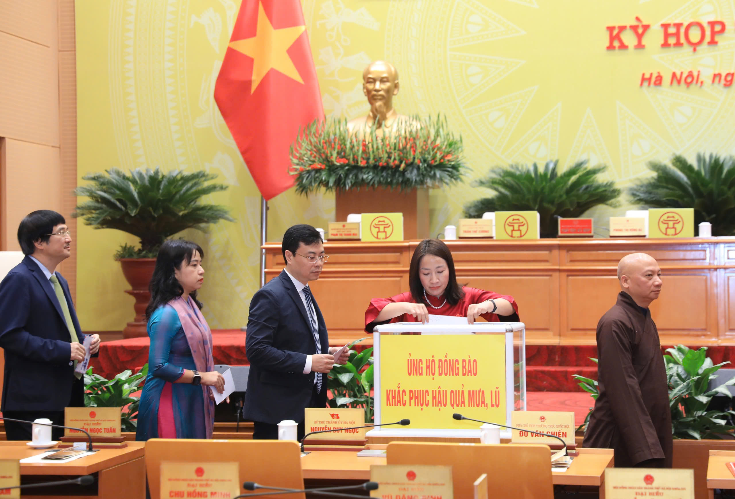 Đại biểu HĐND thành phố Hà Nội ủng hộ đồng bào khắc phục thiệt hại do mưa lũ - ảnh 5