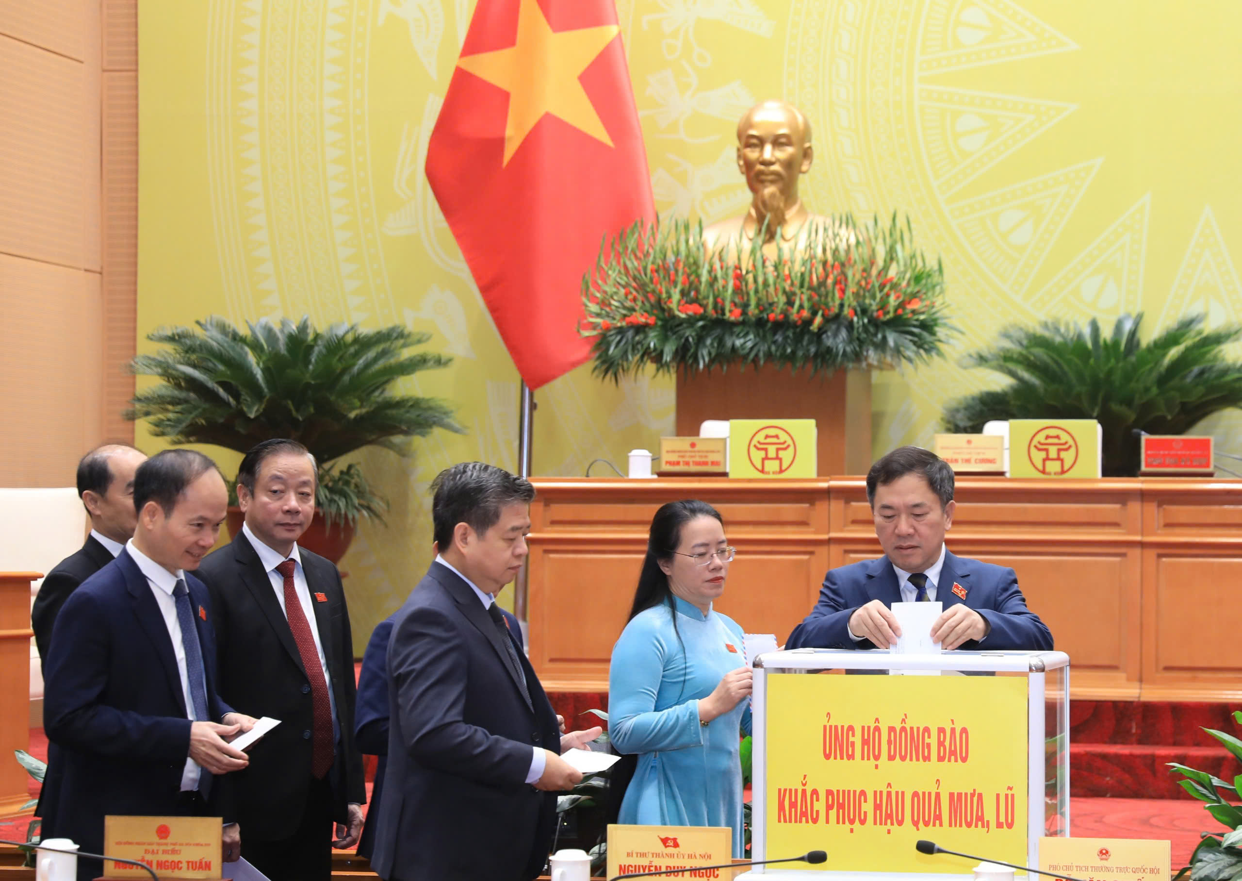 Đại biểu HĐND thành phố Hà Nội ủng hộ đồng bào khắc phục thiệt hại do mưa lũ - ảnh 3