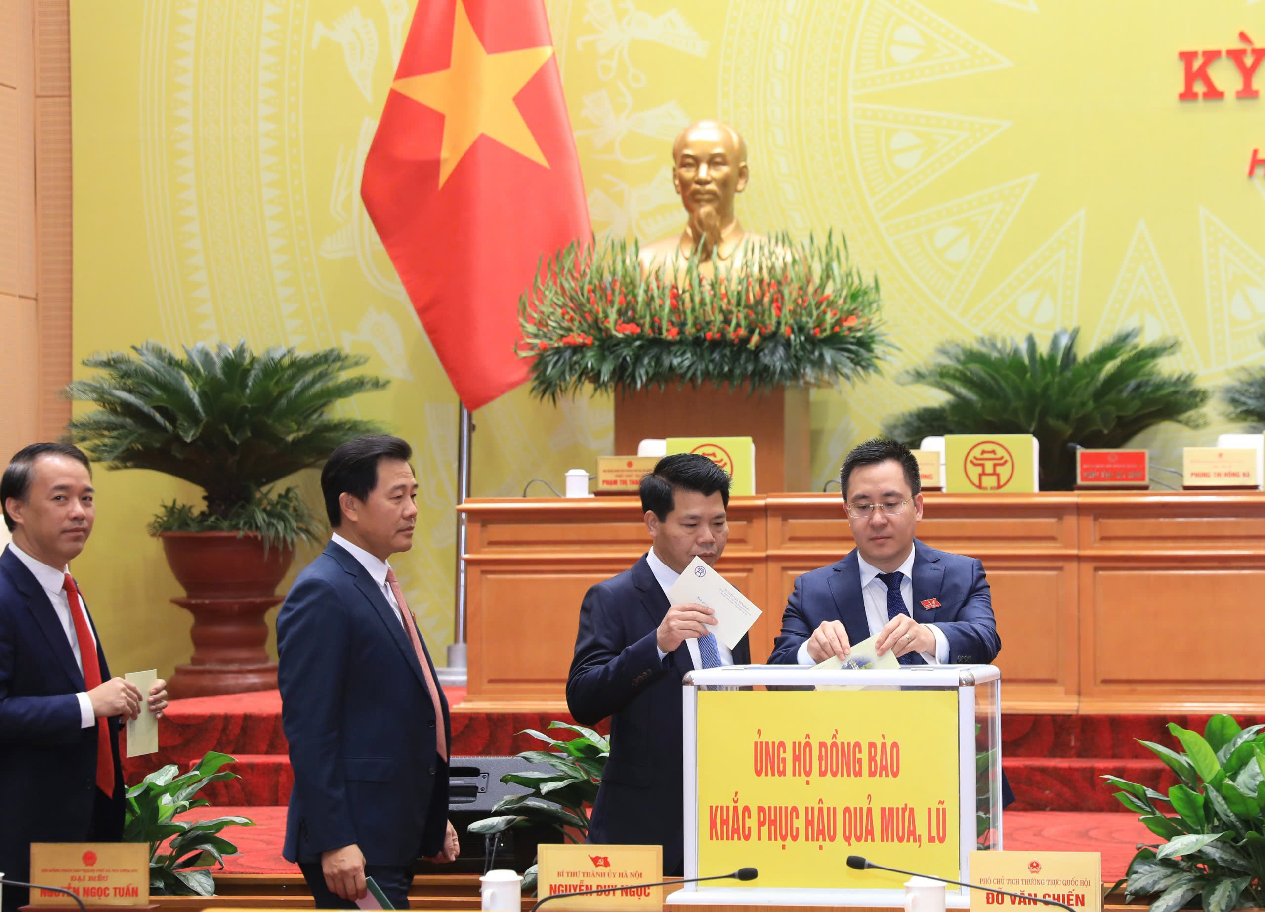 Đại biểu HĐND thành phố Hà Nội ủng hộ đồng bào khắc phục thiệt hại do mưa lũ - ảnh 4