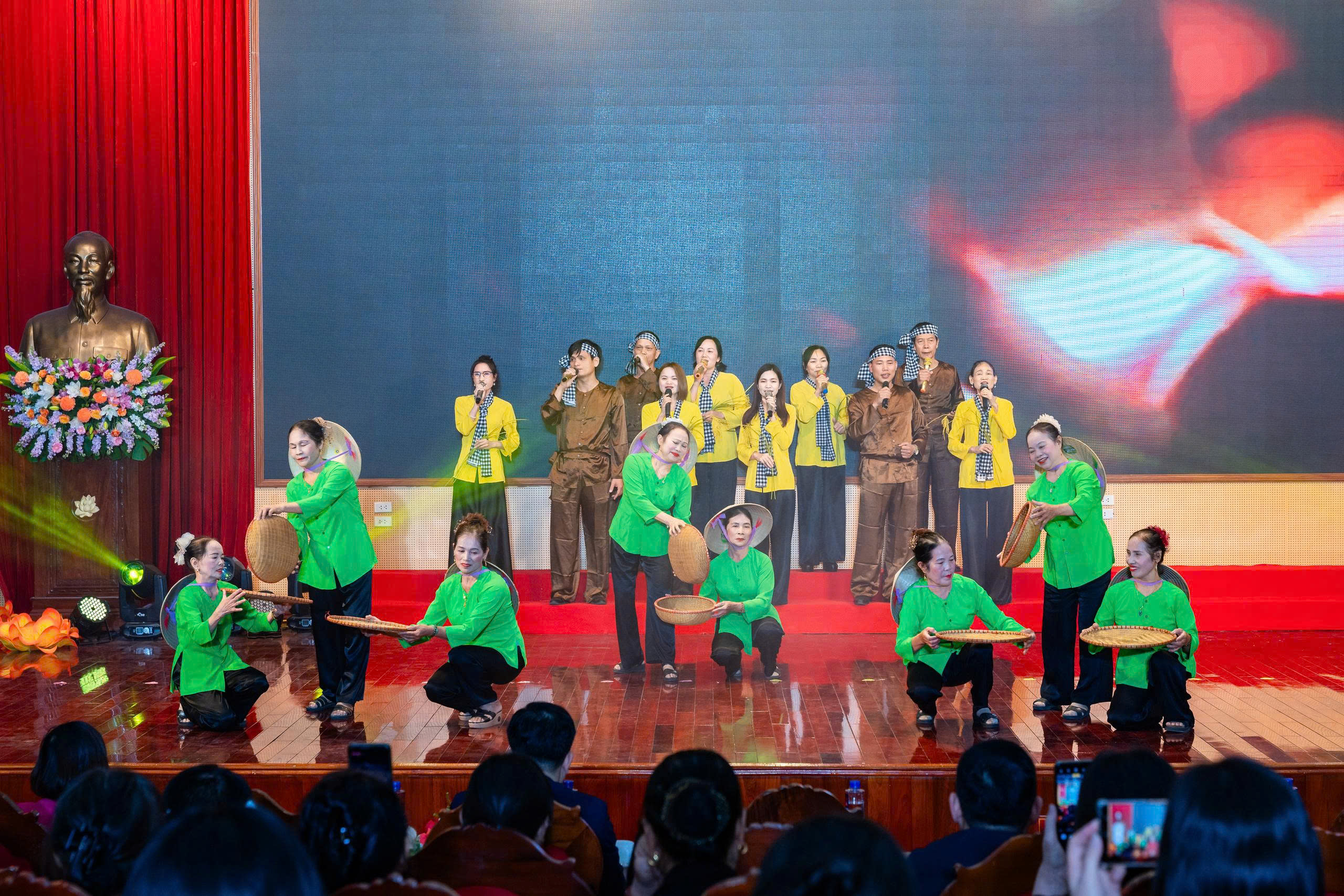 Tặng 31 thẻ Bảo hiểm y tế cho 31 hội viên nông dân xã Quang Minh - ảnh 1