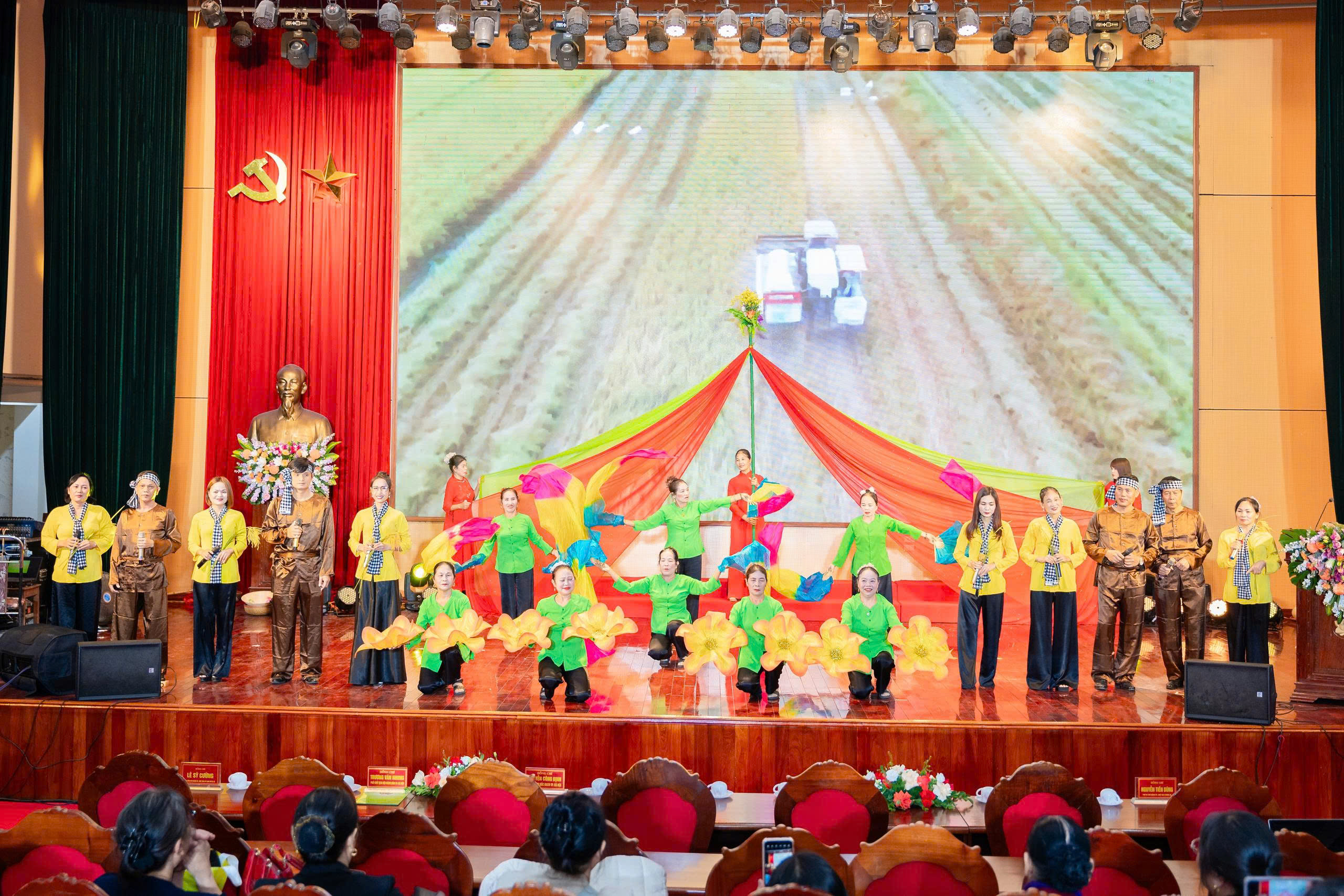 Tặng 31 thẻ Bảo hiểm y tế cho 31 hội viên nông dân xã Quang Minh - ảnh 2