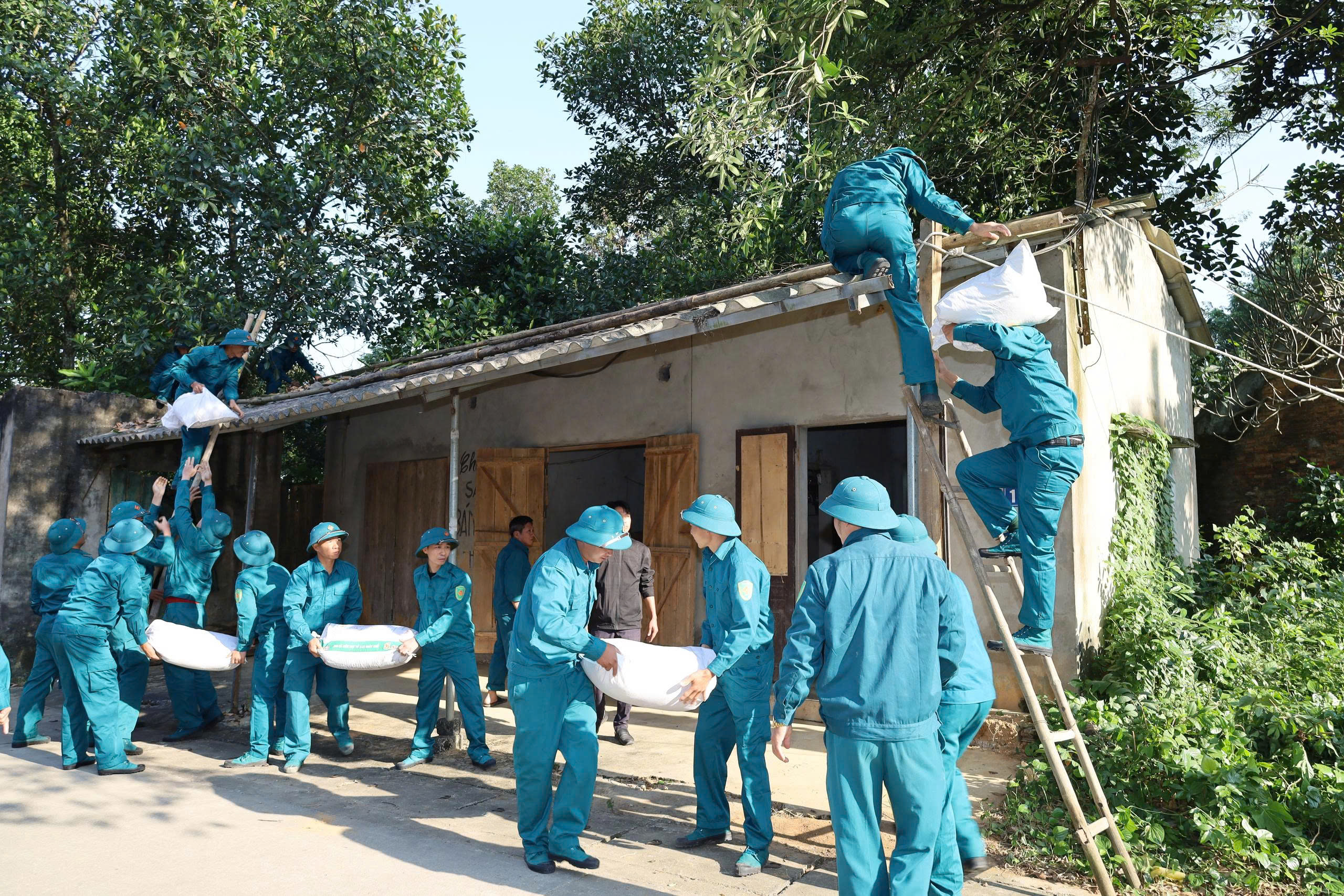 Phường Tùng Thiện thực hành xử lý một số tình huống trong công tác phòng, chống thiên tai - ảnh 2