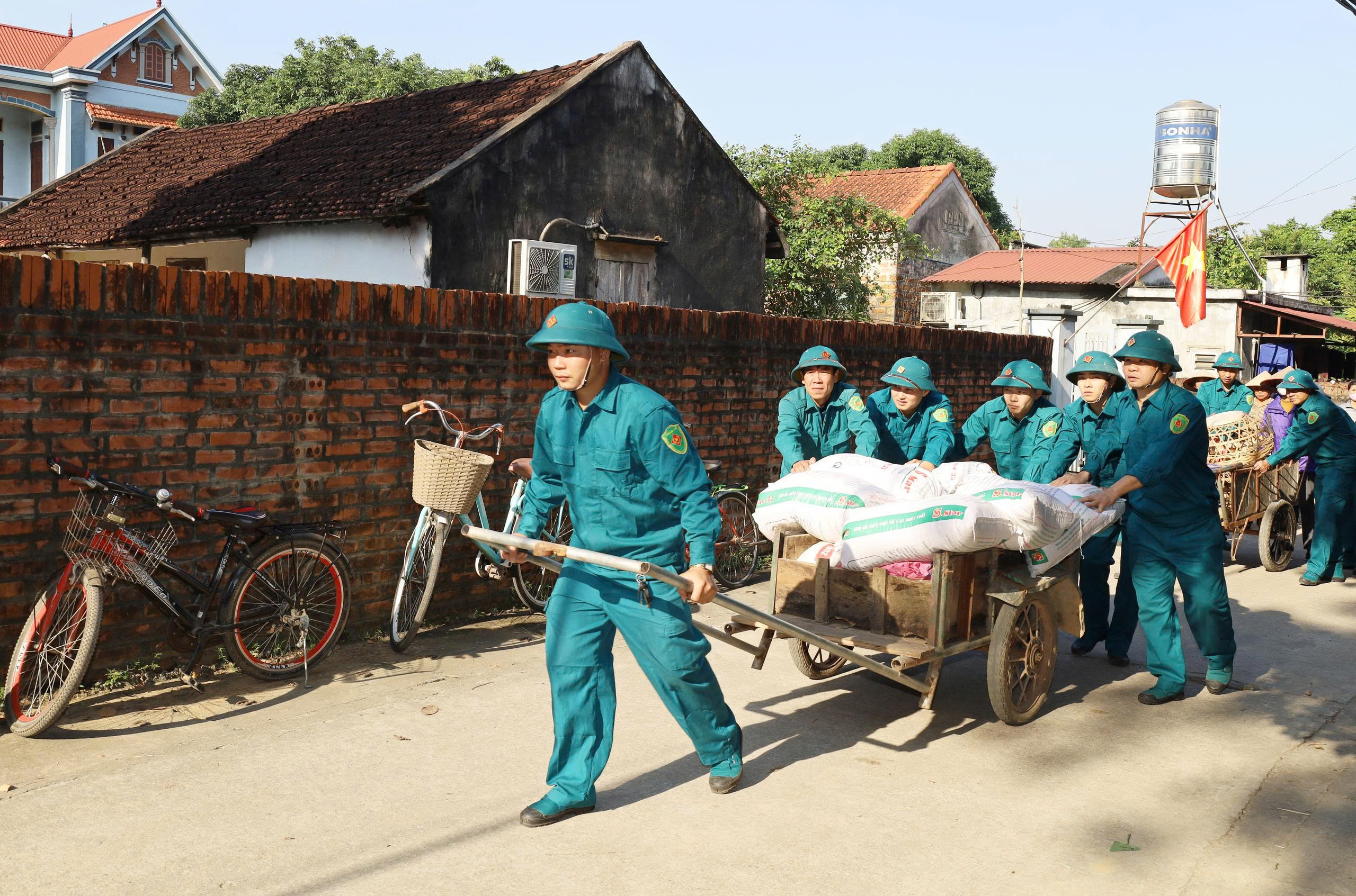 Phường Tùng Thiện thực hành xử lý một số tình huống trong công tác phòng, chống thiên tai - ảnh 1