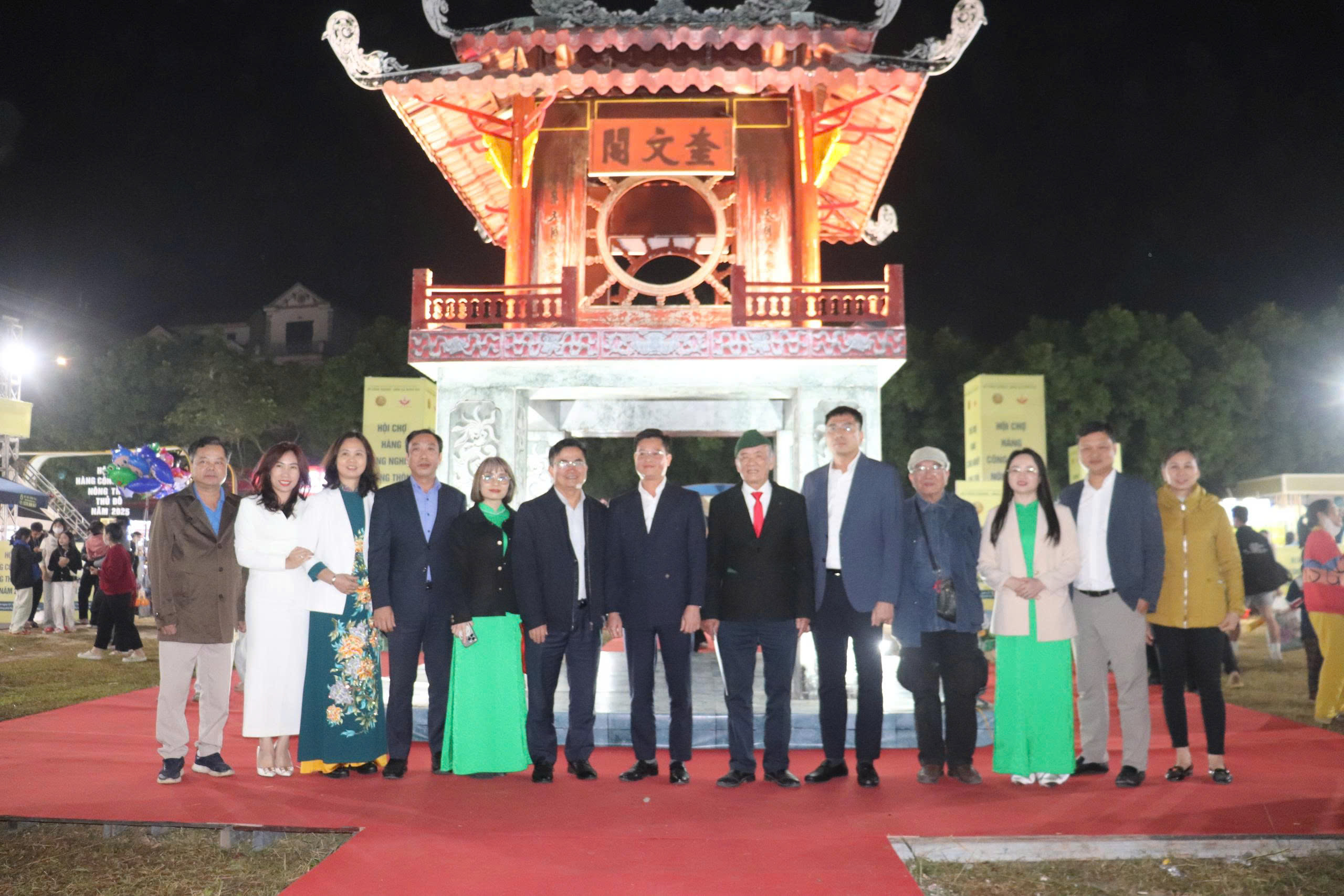 Khai mạc Hội chợ hàng công nghiệp nông thôn Thủ đô tại xã Trung Giã: Thúc đẩy liên kết sản xuất – tiêu thụ bền vững - ảnh 4