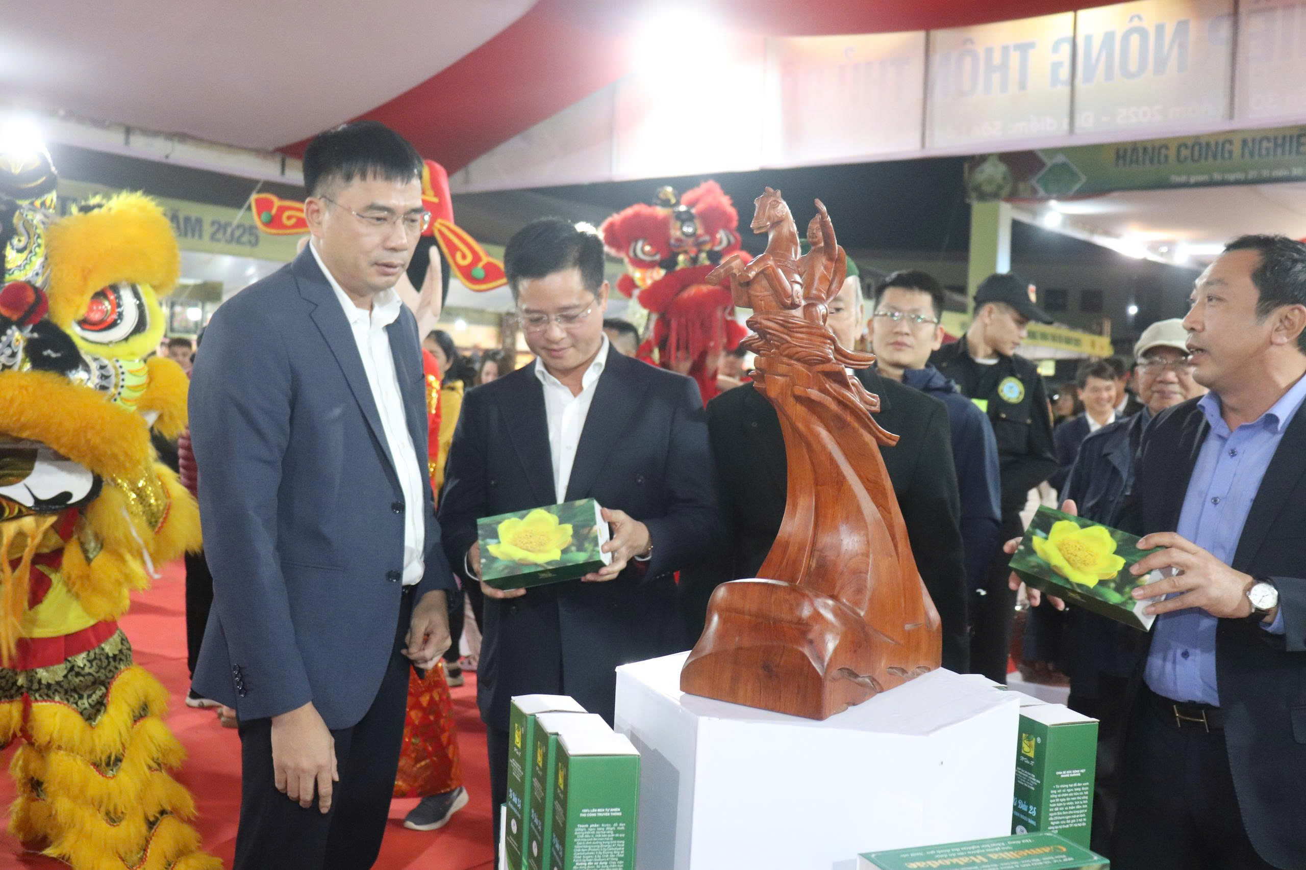 Khai mạc Hội chợ hàng công nghiệp nông thôn Thủ đô tại xã Trung Giã: Thúc đẩy liên kết sản xuất – tiêu thụ bền vững - ảnh 1