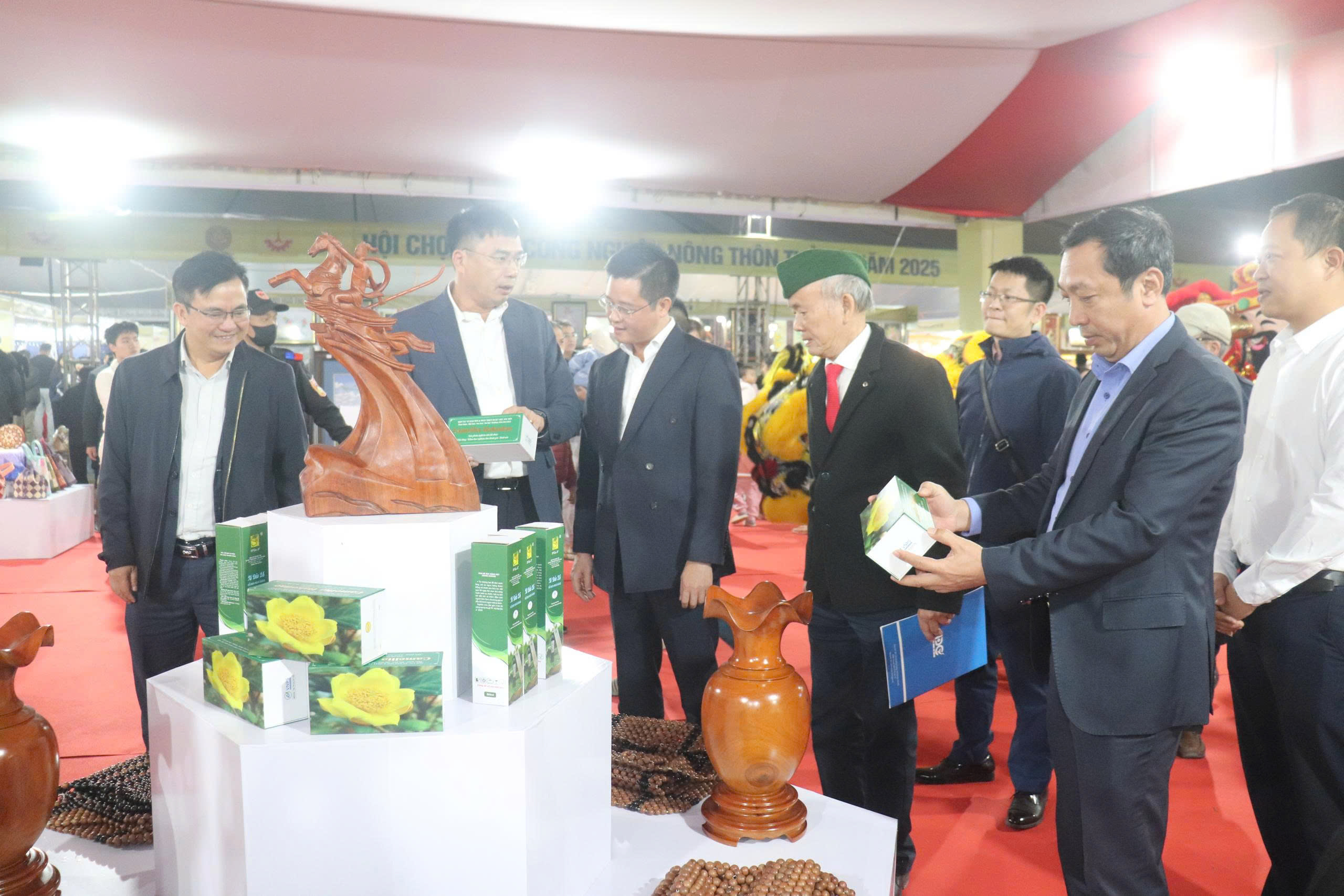 Khai mạc Hội chợ hàng công nghiệp nông thôn Thủ đô tại xã Trung Giã: Thúc đẩy liên kết sản xuất – tiêu thụ bền vững - ảnh 2