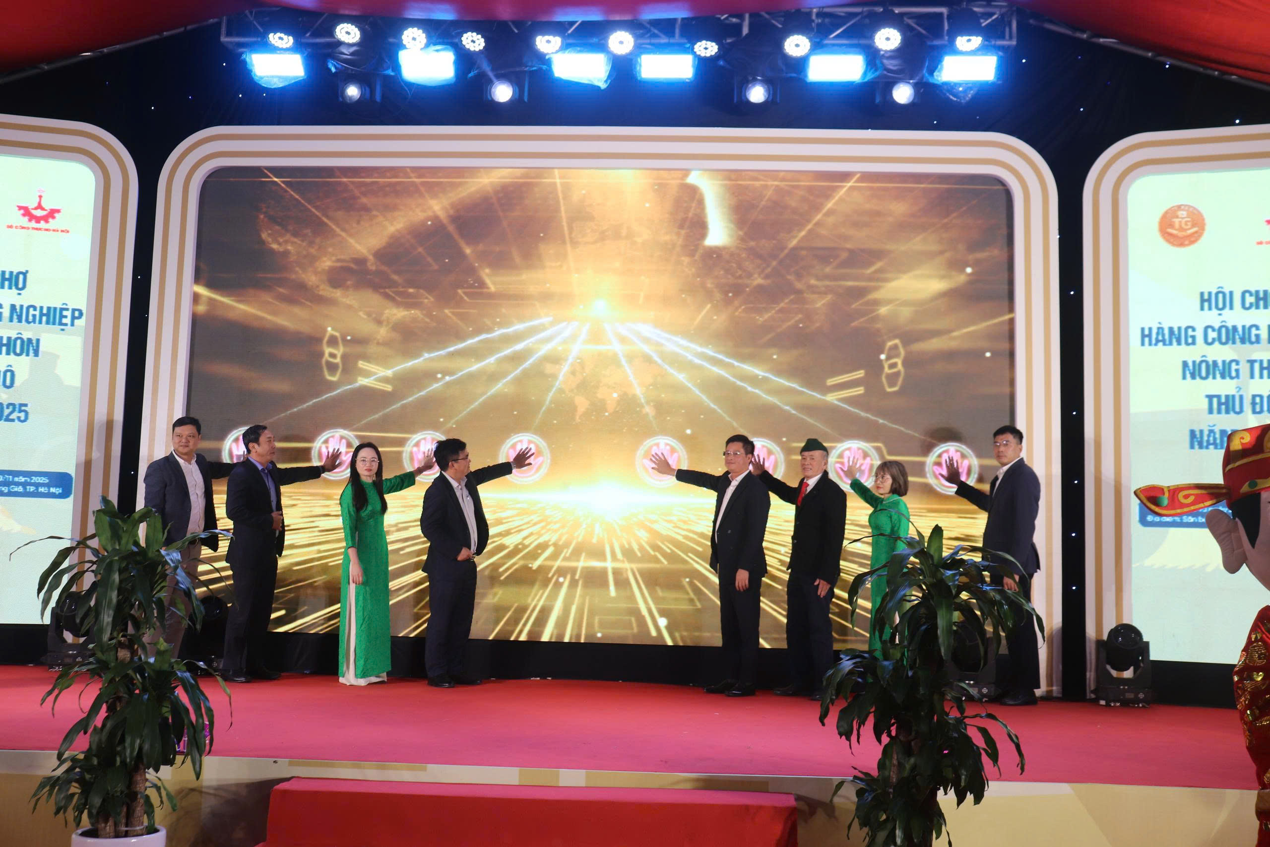 Khai mạc Hội chợ hàng công nghiệp nông thôn Thủ đô tại xã Trung Giã: Thúc đẩy liên kết sản xuất – tiêu thụ bền vững - ảnh 3